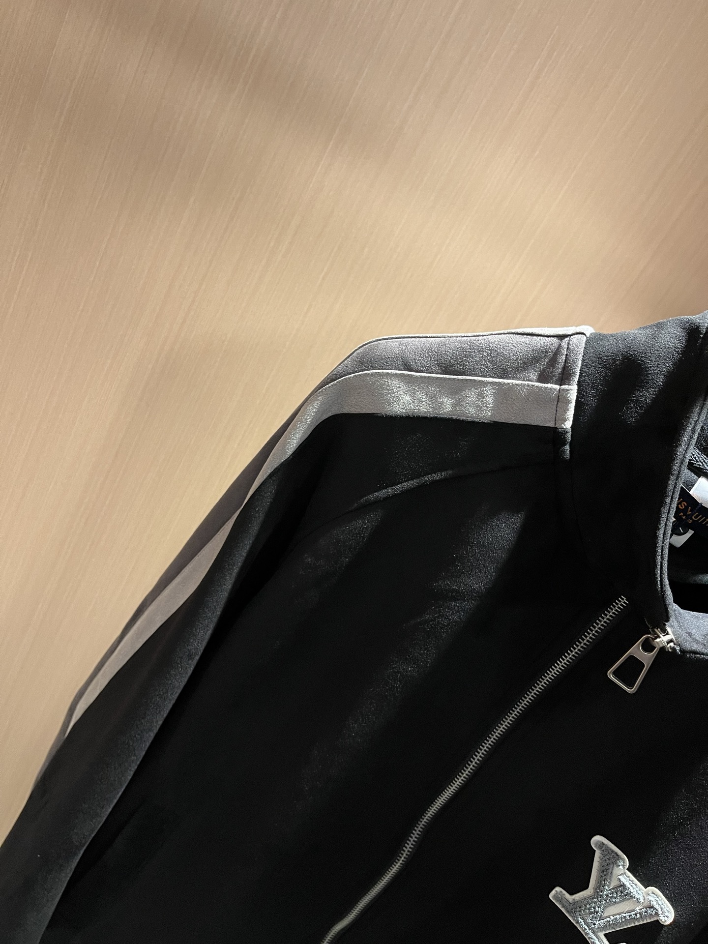 LouisVuitt*路易*登 2025秋冬新品最新款夹克外套，立体logo图案刺绣设计！！贸易公司渠道