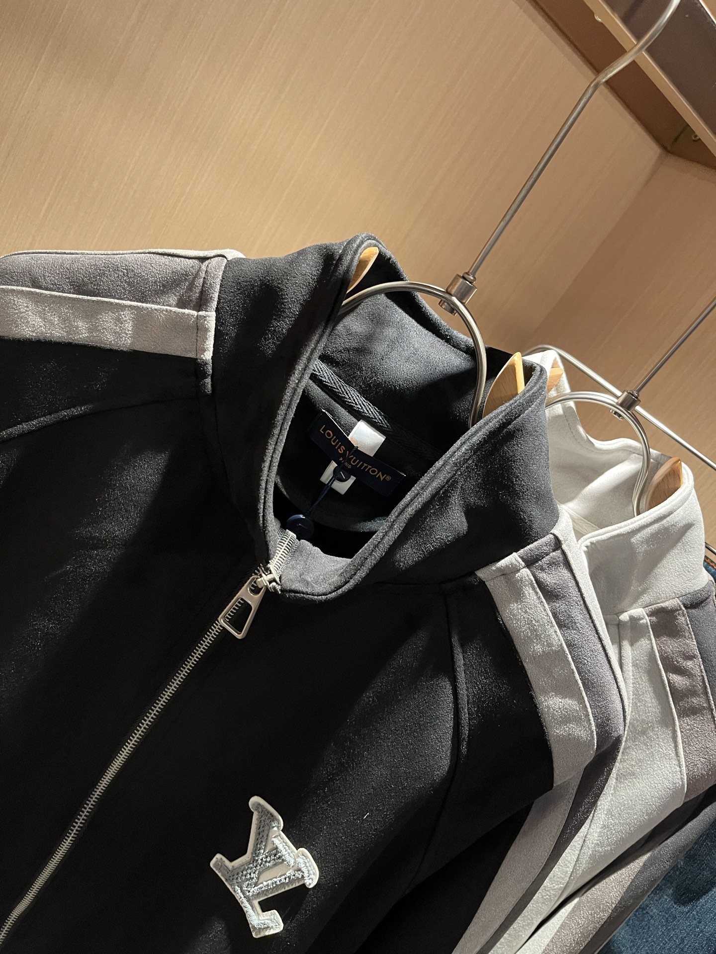 LouisVuitt*路易*登 2025秋冬新品最新款夹克外套，立体logo图案刺绣设计！！贸易公司渠道