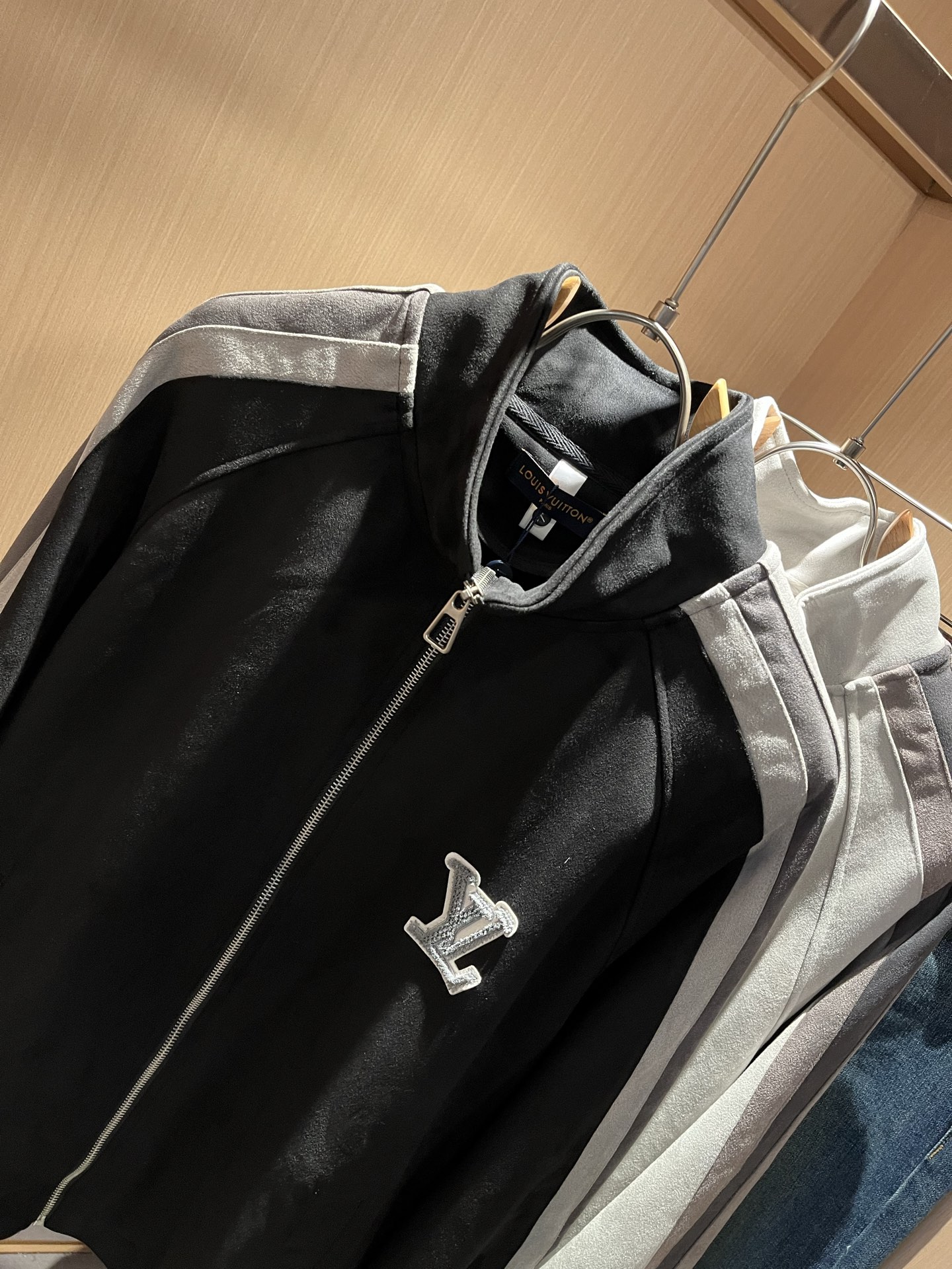 LouisVuitt*路易*登 2025秋冬新品最新款夹克外套，立体logo图案刺绣设计！！贸易公司渠道