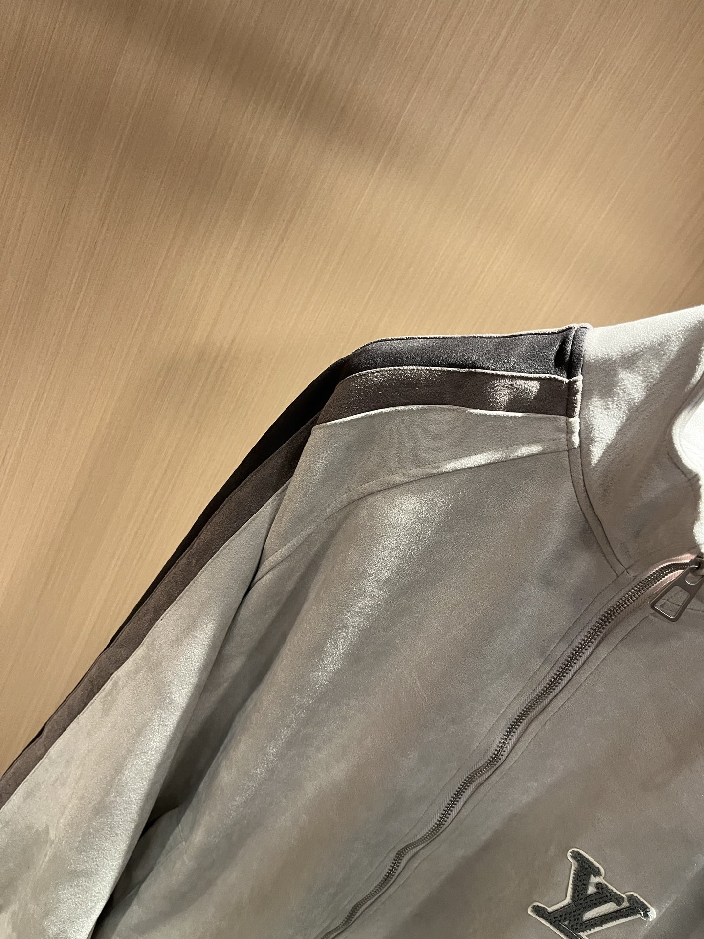 LouisVuitt*路易*登 2025秋冬新品最新款夹克外套，立体logo图案刺绣设计！！贸易公司渠道