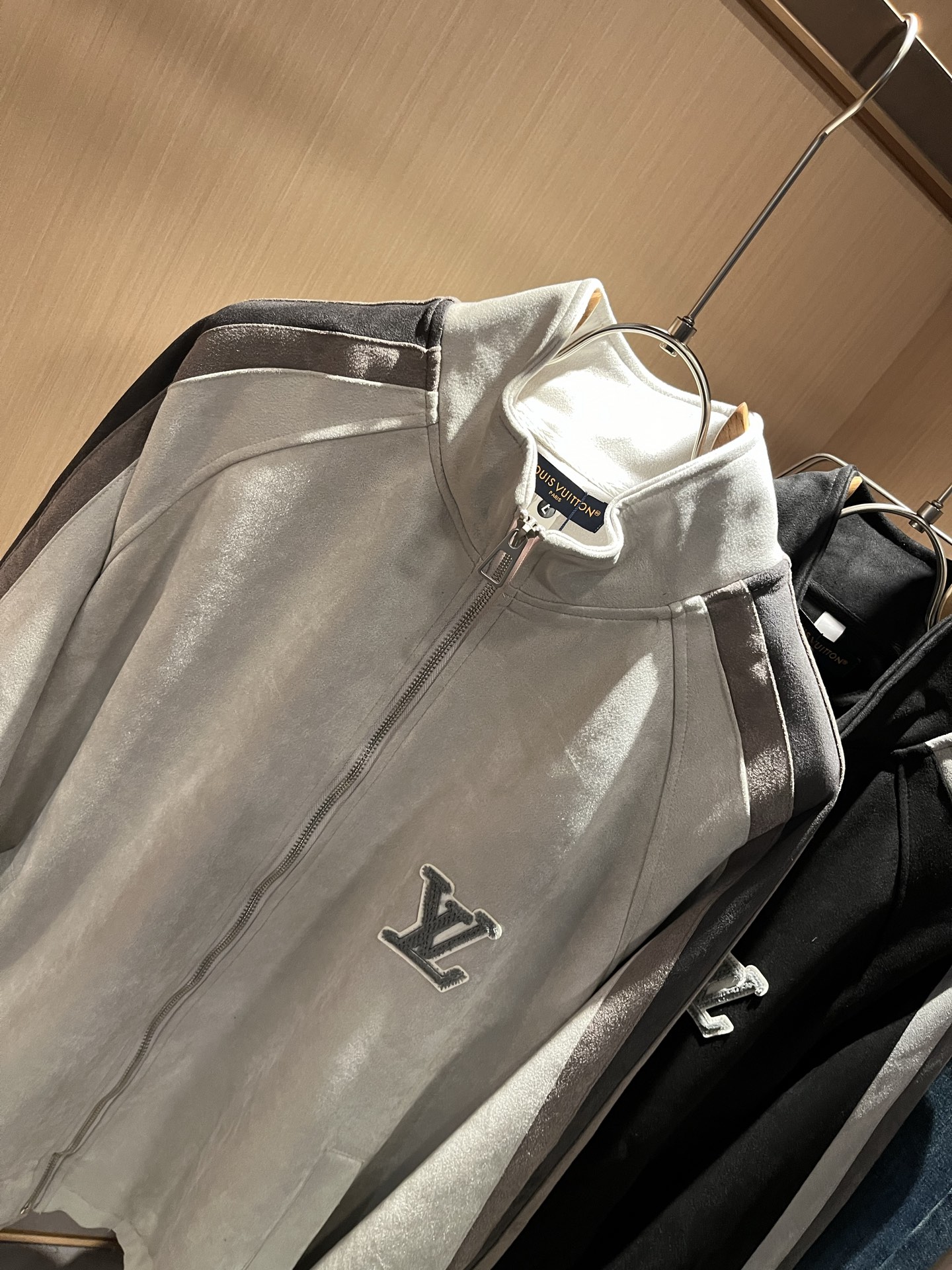 LouisVuitt*路易*登 2025秋冬新品最新款夹克外套，立体logo图案刺绣设计！！贸易公司渠道