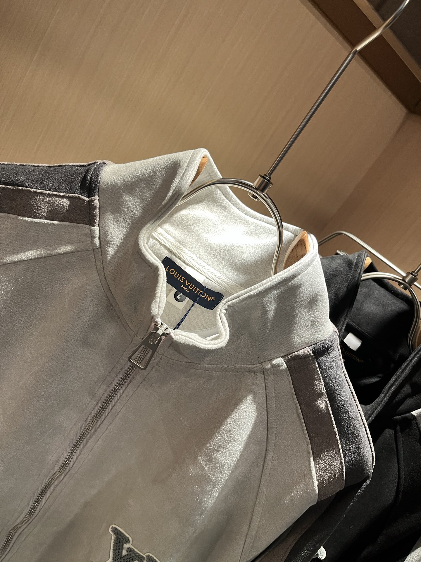 LouisVuitt*路易*登 2025秋冬新品最新款夹克外套，立体logo图案刺绣设计！！贸易公司渠道