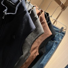 Loro Piana诺悠翩雅 2025秋冬男士针织马甲外套,最新的贸易订单全品相!!网红款!上身舒适透气 Loro Piana诺悠翩雅 2025秋冬男士针织马甲外套,最新的贸易订单全品相!!网红款!上身舒适透气