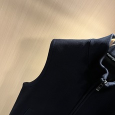 Loro Piana诺悠翩雅 2025秋冬男士针织马甲外套,最新的贸易订单全品相!!网红款!上身舒适透气 Loro Piana诺悠翩雅 2025秋冬男士针织马甲外套,最新的贸易订单全品相!!网红款!上身舒适透气