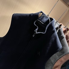 Loro Piana诺悠翩雅 2025秋冬男士针织马甲外套,最新的贸易订单全品相!!网红款!上身舒适透气 Loro Piana诺悠翩雅 2025秋冬男士针织马甲外套,最新的贸易订单全品相!!网红款!上身舒适透气
