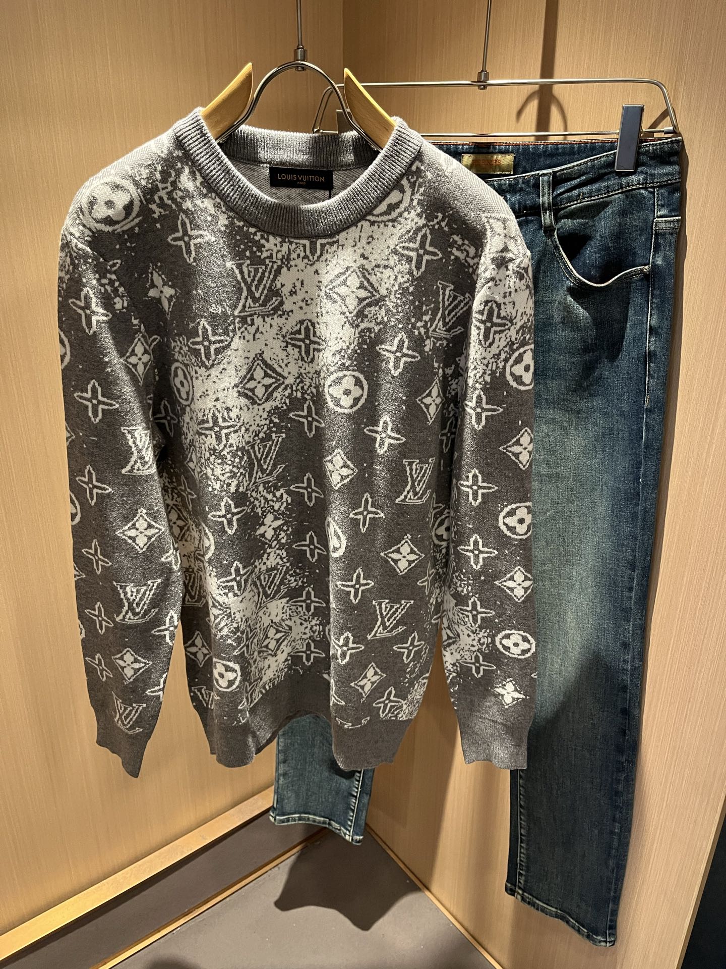 NO:541237,Louis Vuit*on 2025 Autumn and Winter Louis Family Light Luxury Monogram Crocheted Knitted Wool Sweater!  Decoration for men and women!  The new high-end Louis family, the details and quality are always flawless, and creative designs are emerging one after another. If you don’t buy a few pieces this fall and winter, you can’t be considered a fashion expert. Monogram crochet pattern design!  It is a thing that everyone loves. It is made of top-grade wool blend, super soft and tough, and has excellent breathability. It comes from world-class trade-level OEM channels, and is extremely rare in quantity and cannot be sold out. The 'Dou Brand' produces prestigious items every year, and the three-dimensional logo presents an extraordinary texture and is clean and neat. This is the special skill of the Louis family and the latest craftsmanship this quarter. The degree of meticulousness has reached the top, and the slim three-dimensional tailoring design is a unique one. It is a fusion of luxury and fashion!  Size M-3XL, louis vuitton,louis vuitton,louis vuitton,alexander wang19860909Louis Vuit*on 2025秋冬路易家族轻奢Monogram钩织针织羊毛衫！男女同款装饰！ 路易家族的新高端,细节品质永远的那么完美无瑕,创意设计层出不穷.今年秋冬季节没有入手几件路易你算不上时尚达人.Monogram钩织图案设计！实属人见人爱的东西.顶级羊毛混纺打造,超级柔软且具有韧性,透气感也是绝佳.来自世界级贸易级别的代工厂渠道,数量极其稀少售完无补.“驴牌”每年都会出的老花单品,立体Logo呈现不一般的质感,干净俐落.这是路易家族的看家绝活也是本季度的最新工艺.细致化程度已经达到顶端了,修身立体剪裁的版型设计堪称一绝.属于奢华与时尚的融合！尺码M-3XL,,louis vuitton,louis vuitton,louis vuitton,alexander wang,Men's clothing