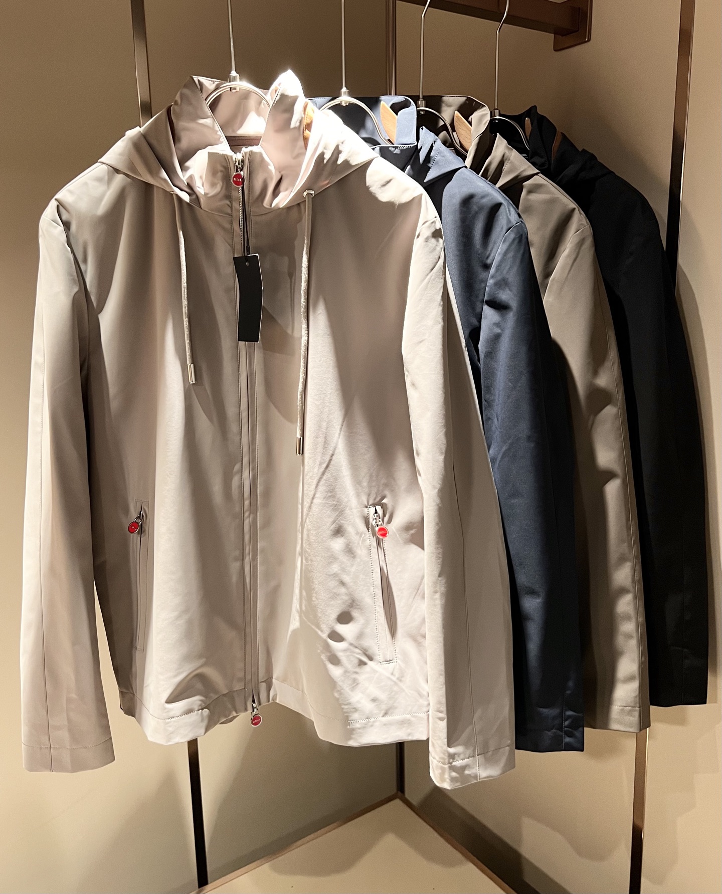 NO:527672,Kiton's new autumn and winter casual jacket is made of imported exclusive polyester fiber fabric!  !  Simple LOGO logo hardware design!  Representing the brand image. Simple and comfortable styles, uniform and full lines, exquisite and delicate, high-end and luxurious on the upper body. Simple styles are more diverse in style. Fashionable tailoring, simple plain men's jackets, jackets that every man should buy. Size M-3XL, jackets & coats, alexander wang19860909Kiton 秋冬新款男士休闲夹克,采用进口专属聚酯纤维面料！！简单LOGO标识五金设计！代表品牌形象 简洁舒适的款式,线条感粗细均匀饱满,精致细腻,上身高端又奢华.简约的款式穿搭起来更加的多样化.剪裁时尚版型,简约式素色男士夹克,每一个男士都应该入手的夹克.尺码M-3XL,,jackets & coats,alexander wang,Men's clothing