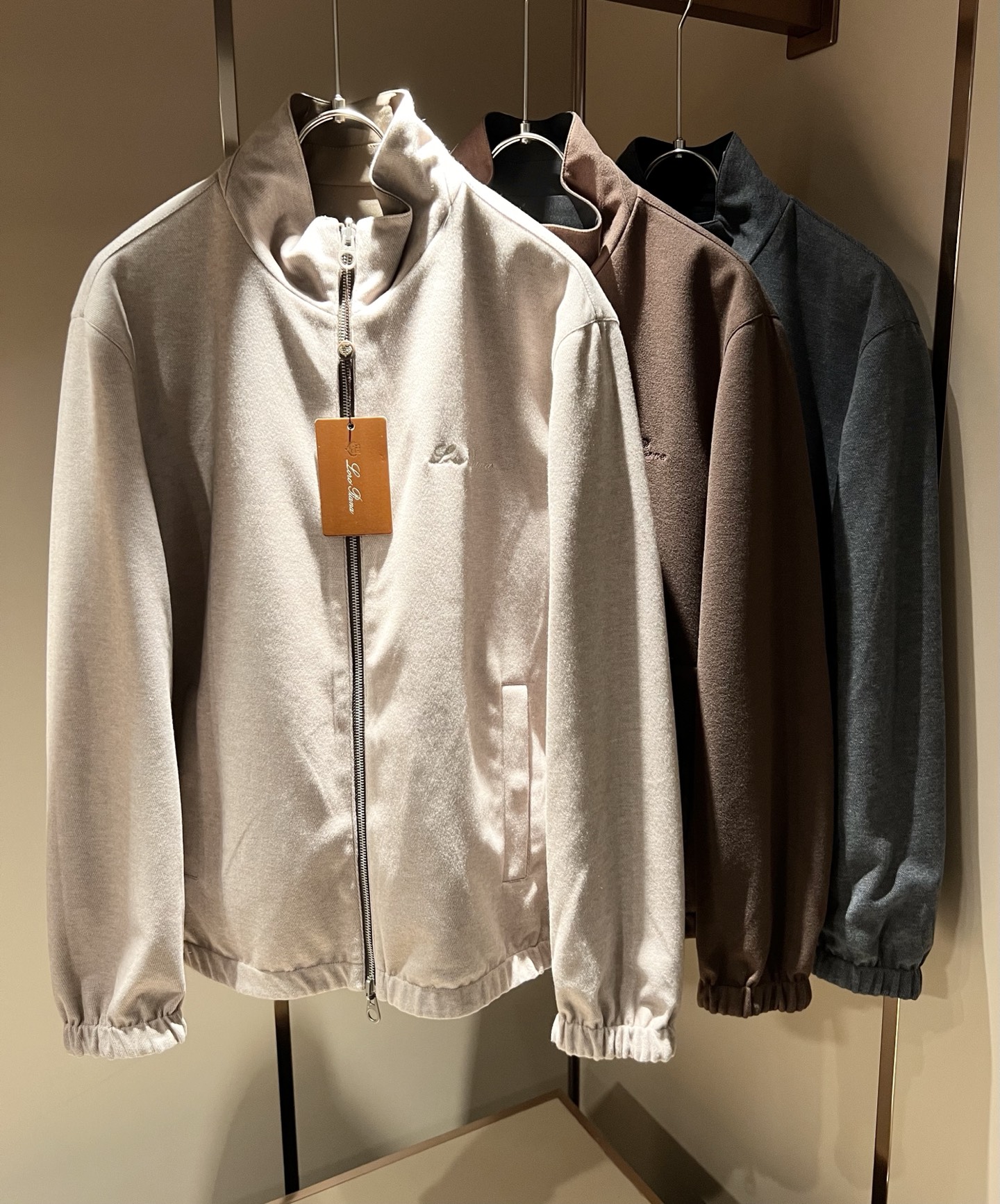 NO:527675,Loro Piana Double-sided Jacket!  New autumn and winter men's casual jackets, foreign trade company orders!  Embroidery design on chest logo pattern!  One of the classic proprietary fabrics!  The texture is light, soft and delicate, but the shape is straight and stylish!  It adopts a multi-layer structure and has windproof performance. The pockets are decorated with details and are extremely luxurious... Perfectly interpreting high-quality quality. Customized original hardware is available for customers!  Size M-3XL, loro piana, jackets & coats, jackets & coats, alexander wang19860909Loro Piana诺悠翩雅 双面夹克！秋冬新品男士休闲夹克外套,外贸公司订单！胸前logo图案刺绣设计！经典的专有织物之一！ 质地轻盈、触感又柔软细腻、但型态又笔挺有型！ 采用多层结构、具备防风性能. 口袋饰有细节、奢华极致… 完美演绎高品质品相.客供定制原版五金！尺码M-3XL,,loro piana,jackets & coats,jackets & coats,alexander wang,Men's clothing