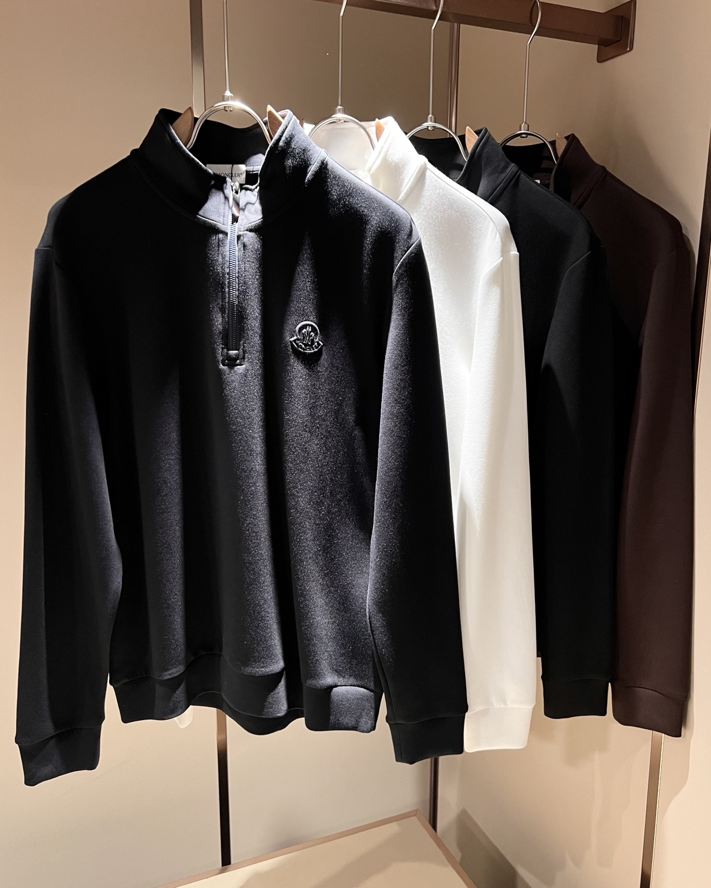 NO:527651,Moncler masked autumn and winter new trade order long-sleeved base shirt, full quality!  !  Internet celebrity style!  Chest logo pattern glue-press design!  The upper body is comfortable and breathable, not stiff, and the overall three-dimensional feeling is rich, with quality export orders, customized exclusive baby sued fabric tailoring to meet the simple needs of commuters for dressing. The upper body is very effective, it looks slim and not picky about the figure. The fabric workmanship... Improper, good craftsmanship can make you look good and tasteful, a must-have item for everyone!  Size M-3XL, Moncler, alexander wang19860909Moncler蒙口秋冬新款贸易订单长袖打底衫,全品相！！网红款！胸前logo图案压胶设计！上身舒适透气,不僵硬,整体有着丰富的立体感,品质出口订单,定制专属婴儿绒面料剪裁,满足通勤人们对于着装的简约需求,上身效果很好,显瘦,不挑剔身材.面料做工....无可挑剔,好工艺好面料才能穿出好品味一款,人手必备单品！尺码M-3XL,,Moncler,alexander wang,Men's clothing