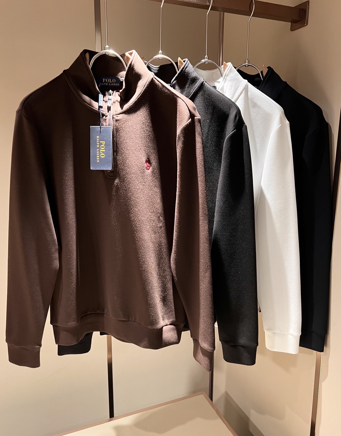 NO:527659,Paul POLOSPORT The new men's long-sleeved base shirt for autumn and winter, simple solid color and fashionable styles, and many design celebrities have an inseparable sentiment for solid colors. This is a tribute to tradition and a nostalgia for mood. In fact, most of the nostalgia of the design also determines the tone of the work. The work I want to talk about today is the new work brought by~~ It can be said to be a business-friendly and casual style work. A simple and iconic logo embroidery design on the chest!  The exquisite workmanship is worth savoring, and it can be said to be an extremely accurate and simple style tone. A simple and casual tone is already very accurate. Imported pure cotton fabrics have soft and comfortable textures. The workmanship is impeccable. They are not monotonous and more high-end. What they originally exudes is a fashionable temperament, and the soft and comfortable fabrics, the dressing experience of the whole work has gone to a higher level~ The control of style and the stone hammer of the tone is very accurate!  !  The first choice for shopping is OK~~Exclusive to the entire network, size M-3XL, alexander wang19860909保罗POLOSPORT 秋冬新款男士长袖打底衫,简约纯色时尚款不乏有许多设计大咖们都对于纯色都有着难以割舍的情怀.这是一种对于传统的致敬,也是一种对于情调的怀旧~其实,设计的怀旧感很大部分也决定了作品的基调.今天要说的这件作品,就是由带来的新作~~可以说是一件可商务可休闲的风格作品.胸前简单标志性logo刺绣设计！精致的做工值得细品,可以说是一次极为准确的简洁风定调.一种简洁&休闲的基调已经十分准确了.进口纯棉面料,质地柔软舒适.做工无可挑剔.不单调的同时更显高端.本来散发的就是一种时尚的气质,再加上其柔软舒适的面料,整件作品的穿搭体验,更上一层楼~对于风格的把控以及基调的石锤,更是非常只准确！！剁手首选好吧~~全网独家,尺码M-3XL,,alexander wang,Men's clothing