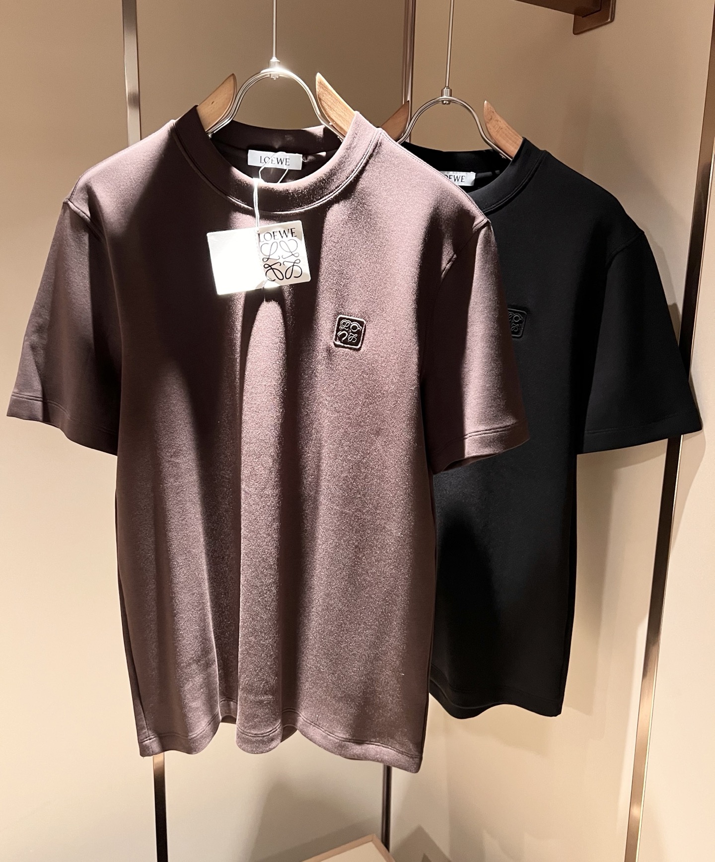 NO:527655,LOE*WE Luo*We autumn and winter men's short-sleeved base shirt, original Italian order channel, very personalized and high-end style, logo pattern glue pressing technology design!  The latest fashion trends and popular products are here, and it is another simple and high-end fashion item. It is a fashion product with very high-end outfit charm. It is a must-have item for fashion trends!  Original Italian manufacturer channels, special-level orders, and released at the same time as Hong Kong, Macao and Taiwan buyers. This model is also the latest popular product of Luo Yiweijia this year and the most classic product. Its specifications and grades are beyond doubt!  !  The choice is very diverse, and it can be said that this model naturally has a fresh and natural feeling, showing the brand charm and high-end feeling. The texture of this model is very good, and the heavy weight and brilliant skin-friendliness that can be seen with hands are even better, and it is a complete enjoyment of wearing!  !  Size: M-3XL, loewe, loewe, T-shirt, alexander wang19860909LOE*WE罗*威 秋冬男士短袖打底衫,意大利原厂订单渠道,极具个性高级风,标志logo图案压胶工艺设计！最新时尚潮流人气产物驾到,又是一款简约高级的时尚单品,穿搭魅力十分高级不俗的时尚产物 ,时尚潮流必备单品！意大利原厂渠道,特供级别订单,同步港澳台买手店发布,此款也是罗意威家今年的最新人气产物,也是最经典的产物,其规格跟档次更是毋庸置疑！！ 选择极具多样化,言而喻此款自然具备那种清新自然的感觉,彰显品牌魅力与高级感,此款的质感十分的到位,用手可以感知的重磅跟出彩亲肤程度更是上佳,十足的穿着享受！！尺码: M-3XL,,loewe,loewe,T-shirt,alexander wang,Men's clothing