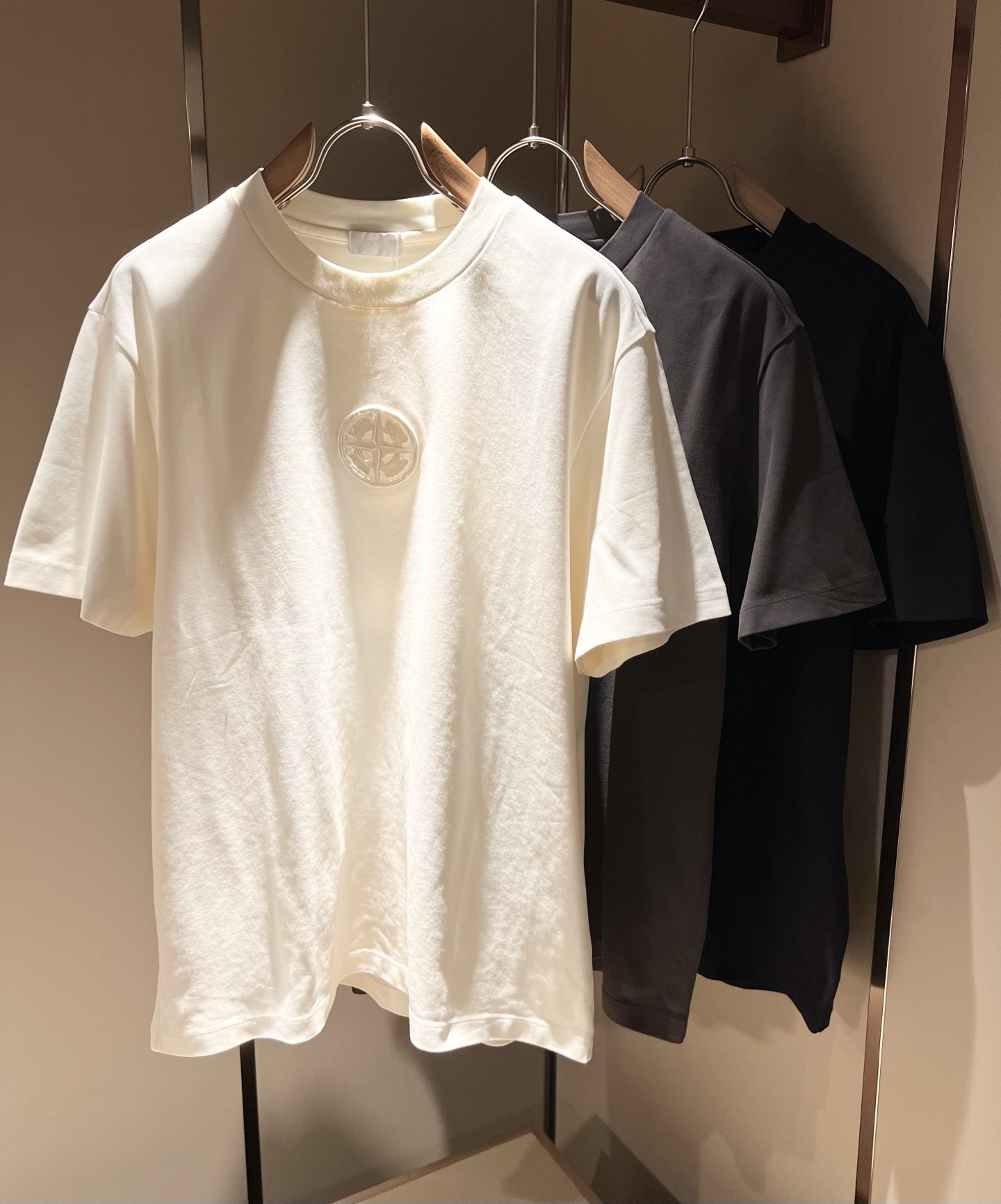 NO:527663,StoneIsland's new short-sleeved T-shirt for men and women in autumn and winter, and is available at the same time as the counter!  Customized exclusive 260g pure cotton fabric, customized original craft threads, front and back embroidered logo pattern craft design!  Simple and generous, calm and versatile, extremely high-end, perfectly integrated with fashion and style, a top fashionable style that perfectly suits the outside wear!  The overall feeling is natural!  The ultimate classic versatile short-sleeved T-shirt is designed with the latest three-dimensional letter logo elements!  The ultimate perfection of heavy industry!  Fans who pursue high quality are please buy them by themselves, and all fans who know the goods are invited to appreciate this model together!  !  Size M-5XL, T-shirt,tees,t-shirt,alexander wang19860909StoneIsland 石头岛秋冬新款男女同款短袖T恤,专柜同步发售！定制专属260克纯棉面料,定制原版工艺螺纹,前后刺绣logo图案工艺设计！简约大方,从容百搭,档次极高,完美融入时尚还有风情感一款完美符合外穿的顶尖时髦气质款！整体给人浑然天成的感觉！极致经典的百搭型短袖T恤,采用最新的立体字母logo元素设计！极致的重工极致的完美！追求高品质的粉丝们请自行抢购,诚邀所有识货的粉丝一同鉴赏此款！！尺码M-5XL,,T-shirt,tees，t-shirt,alexander wang,Men's clothing