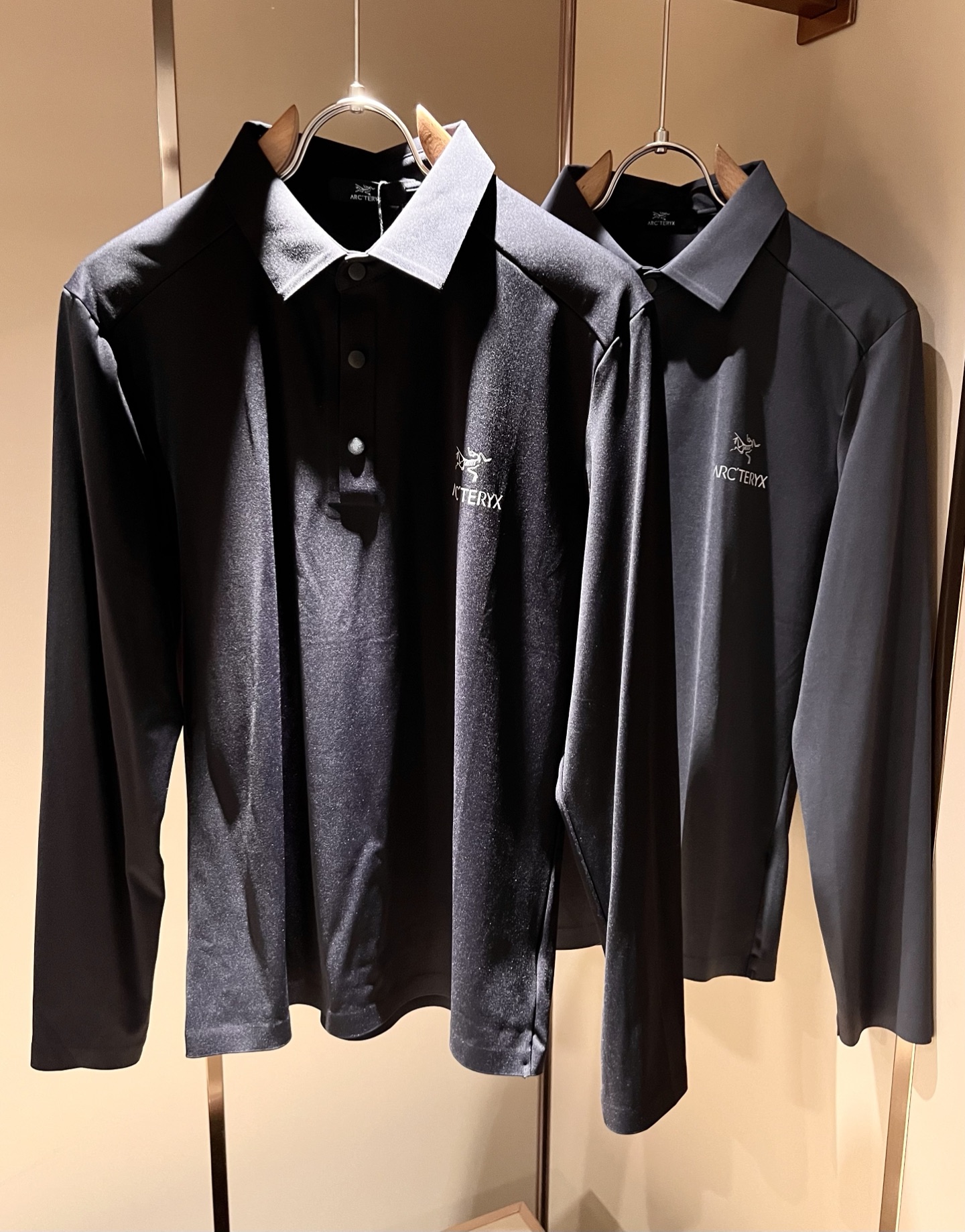 NO:527657,ARCTER*X Original Archaeological Bird, a new men's lapel base shirt for autumn and winter, may the first thing that comes to mind for outdoor brands is Canadian goose and Archaeological Bird. It gives people a feeling of trying out the label!  In addition to being quite accomplished in style design, the most obvious or most expert should be to have deeper and unique insights and attainments in fabrics. Through continuous structural research and problem-solving, and characterized by unique research on fabrics, these alone are enough to support it to become the first new logo brand image in the clothing manufacturing industry. This model is made of elastic spandex!  The fabric after seiko blending has a smooth and soft feel, and it has both natural beauty and comfort. The large body style is cut cleanly and cleanly, and the fabric shows a different hazy structural beauty. It is made of exclusive mold customization, and the fabric and its skills test the workers, and the logo pattern printing design on the chest!  It really tests the handmade work of every master!  It makes the whole clean and neat, without leaving any thread. Now men who pursue life are more refined in life!  Size M-3XL, arc'teryx,alexander wang19860909ARCTER*X始*祖鸟 秋冬新款男士翻领打底衫,户外品牌可能大家第一想到的就是加拿大鹅、始祖鸟.给人一种标签试的感觉！除了在款式设计上颇有造诣之外,最明显或者说最为拿手的,应该就是在面料上的拥有更深独特见解跟造诣了.通过不断地结构研究和问题处理,在以面料独特研究为特征,仅凭这些就已经足以支撑其成为服装制造行业中,首屈可数的新标志品牌形象.此款采用弹力氨纶材质！通过精工混纺之后的面料,手感细滑柔软,同时兼具自然美感跟舒适度.大身上版型裁剪简洁干净,面料上显现出了不一样朦胧的结构性美感来.独家开模定制而成,面料及其考验工人的技术,胸前logo图案印花设计！真的是很考验每位师傅的手工制作！使得整体干净利索,不留一丝线头.现在对于生活有所追求的男性也在生活中更为精致！尺码M-3XL,arc'teryx,alexander wang,Men's clothing