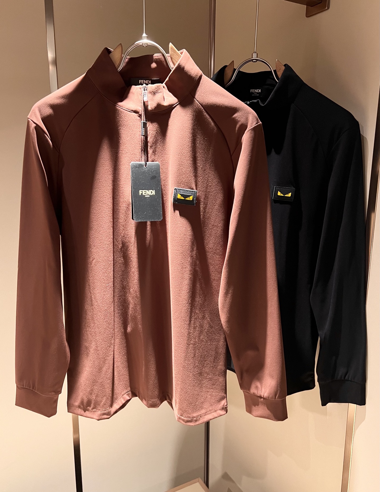 NO:527666,FEN*I Fen*Di autumn and winter new FD family FF men and women base shirts, versatile and simple short sleeves for men and women. Original Italian orders, popular FD family items, simple and pure colors. The FD family's enduring iconic products, high-quality products with full representation and full specifications, and high-quality products that all FD fans are worth buying!  Pure Yidian channel orders, high-end and popular products from the FD family, very popular items at the moment, and iconic letter logo pattern badge decoration!  High-end goods worth keeping and giving away to others!  It is trendy and beautiful, with a full sense of trendy atmosphere, and has a very high level and specifications. It uses a very classic black and white color combination, giving people a strong visual impact and has a very high recognition. It is top-quality exclusive pure cotton fabric, created with a soft, delicate and comfortable touch, and has a very high-end and classy appearance!  Perfectly interprets the charm of the brand and leaves a deep impression. It is more fashionable and charming. It has simple, elegant and fashionable upper body, and is even more stressful for outfits!  The inner wear alone is very delicious and beautiful scenery that cannot be ignored!  Size M-3XL, fendi,dior,T-shirt,alexander wang19860909FEN*I 芬*迪秋冬新款FD家族FF男女同款打底衫,男女同款百搭极简短袖.意大利原厂订单,FD家族人气单品,简约纯色系打造.FD家族经久不衰的标志性臻品,代表性十足,规格感十足的精品,所有FD粉丝都值得抢购的精品！纯正意代渠道订单,FD家族的高奢人气爆款产物,当下十分火爆的单品,标志性字母logo图案徽章修饰！值得自留和送人的高端货！新潮又好看,潮流气息感十足,档次规格感极高,并且采用十分经典的的黑白双色搭配,给人的视觉冲击感相当强烈,有着极高的辨识度,顶级专属纯棉面料,打造,触感柔软细腻舒适,品相相当高级有档次！完美诠释品牌魅力,给人留下深刻印象.更具时尚与韵味,上身简约大方时尚,对于穿搭更是毫无压力！单穿内搭都极有味道,不可忽视的靓丽风景线！ 尺码M-3XL,,fendi,dior,T-shirt,alexander wang,Men's clothing