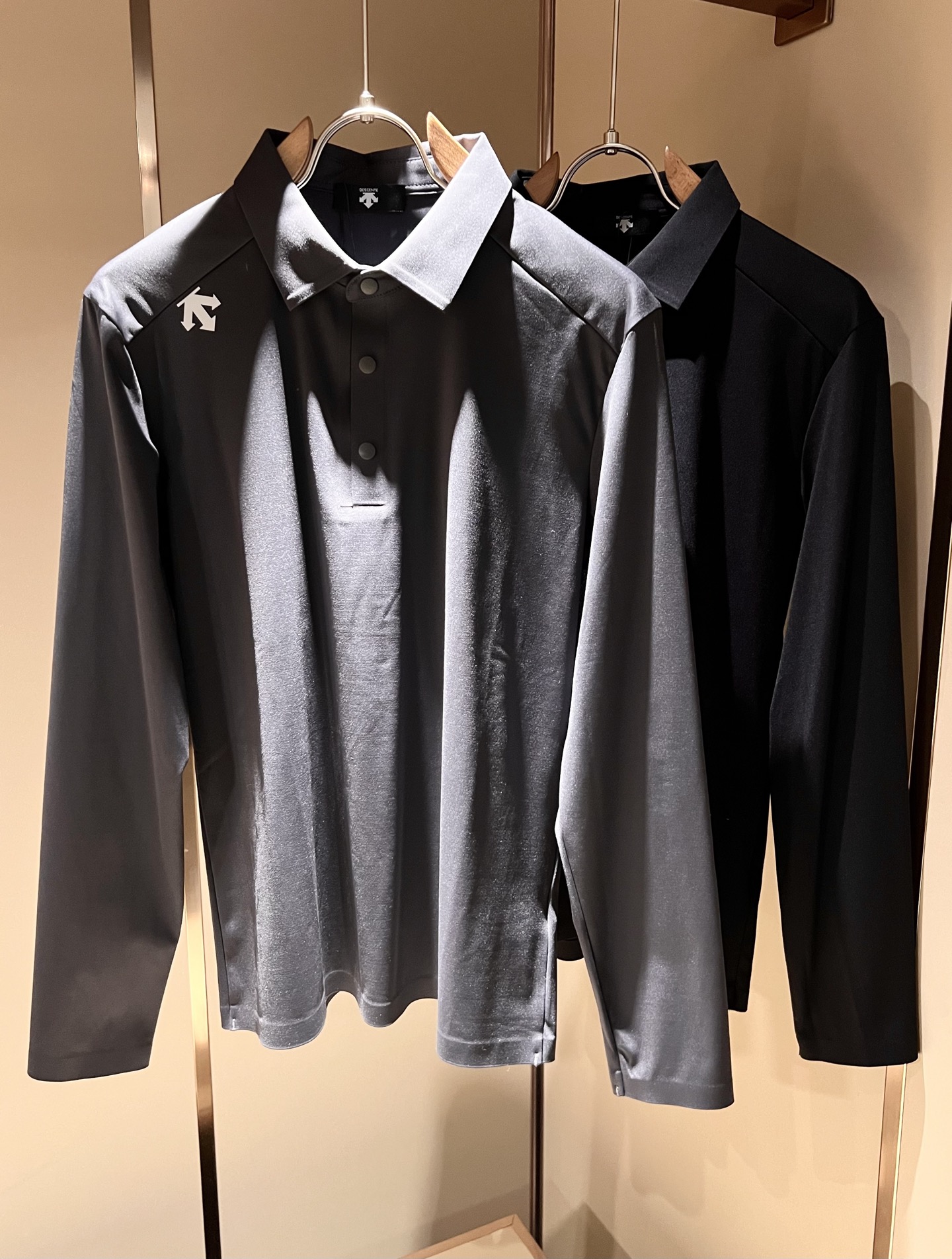 NO:528630,DESCENTE, a new long-sleeved Polo shirt in 2025 autumn and winter, a professional sports brand since 1935. For more than 80 years, it has always adhered to the 'Design That Moves' with the spirit of design-driven sports, integrating innovative technology with design aesthetics, and creating high-quality sports equipment in multiple professional fields such as skiing, golf, and triathlon!  The latest design elements of the brand!  Neither monotonous nor complicated, it shows taste just right!  Shoulder logo glue design!  Comfortable, sweat-absorbing and breathable, the unique high-end fabric presents a simple and elegant temperament!  Full three-dimensional! Standard cutting design!  Every detail is a synchronized with high-end fashion. Size: M-3XL, alexander wang19860909迪桑特DESCENTE,2025秋冬新款长袖Polo衫,自1935年荣耀至今的专业运动品牌.80余年来,始终坚持“Design That Moves” 以设计驱动运动的精神,将创新科技与设计美学相融合,在滑雪、高尔夫、铁人三项等多个专业领域,打造高品质的运动装备！品牌最新设计元素！既不单调也不复杂,恰到好处的展现品味！肩膀logo压胶设计！舒适吸汗透气根本不在话下,面料独具的高奢感呈现简约优雅气质！饱满立体!标准裁剪设计！每一处细节都是与高端时尚同步的体现.尺码:M-3XL,,alexander wang,Men's clothing