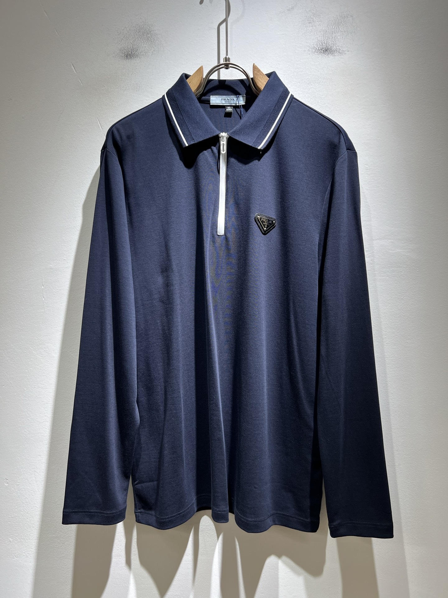 NO:527679,Prad*Pu*da New classic element short-sleeved Polo shirt in autumn and winter, a classic and elegant style, the kind that can be worn for ten years is still popular. You must collect a few pieces. You must collect the rare and exquisite style!  A good taste!  It is 100% imported top-grade elastic spandex fabric in any season!  Fine weaving!  solid!  One of the best cottons recognized in the world!  The texture is perfect! Chest logo hardware design!  Perfectly enrich everyone's visual sense!  Make you feel clean and neat!  Fashionable and beautiful!  !  Only by wearing Prada's short-sleeved shirt can you know what is worth it!  PRADA has always been a quality life pursued by European aristocrats and upper class scholars. This simple and casual versatile T-shirt is a personal luxury item with fashionable colors. Luxury materials and rigorous craftsmanship are the main tools for PRADA to attract fans. The flat and stylish round neck is warm, comfortable and easy to wear, with its own tone and handsome, and it is truly a world-class style!  The brand's design details are very exquisite, the upper body is light and stylish, and you have to buy the latest T-shirt every season. Faced with this consumable, it will save you the trouble of going out and outfitting. There are many letter T-shirts on the market, but this one is still rare to see. The streamlined tailoring and a light casual and artistic temperament give you enough spring to arrange the surface. Every person who pursues fashion, you might as well try it on the upper body!  Size M-4XL, prada, prada, T-shirt,tees, t-shirt,alexander wang19860909Prad*普*达 秋冬季新款经典元素短袖Polo衫,经典大方的款式,可以穿十年都还是流行的那种,你一定要收藏几件,难得精致极致的款,你一定要收！好品味的一件！重要到哪个季节都绕不开它百分百进口顶级弹力氨纶面料！织法精细！结实！世界公认最好的棉之一！手感质感都极完美! 胸口logo五金设计！完美的丰富大家的视觉感！让你感觉干净利落！时尚又好看！！穿上普拉达的这款短袖,才知道什么是人间太值得！PRADA一直都是欧洲贵族和上流社会雅士追求的品质生活这款简易休闲百搭T恤更是穿出个人奢侈的单品色彩时尚 奢侈的材质和严谨的工艺是PRADA圈粉的主要利器平整有型的圆领,版型温暖舒适好穿又好搭,自带腔调和帅气,真正的一款打天下！品牌的设计细节十分考究,上身轻便有型,每季都要入手最新的T恤,面对这种消耗品,直接省了你出门穿搭的烦恼,市面上的字母T恤有很多,但这款还很难得一见了,信手拈来的流线剪裁,淡淡的休闲文艺气质,给足春日的排面,每个对时髦度有追求的你,都不妨上身一试！尺码M-4XL,,prada,prada,T-shirt,tees，t-shirt,alexander wang,Men's clothing