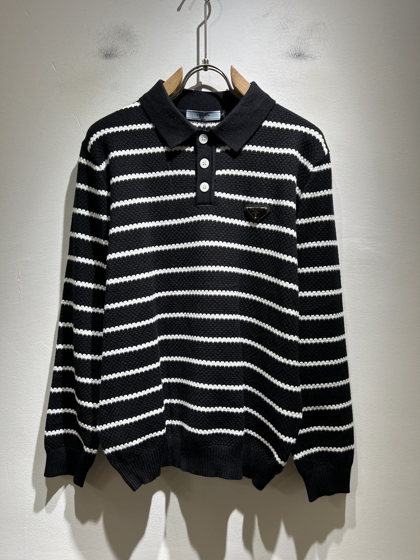 NO:528652,PRAD*A Pu*da 2025 autumn and winter new men's knitted wool sweater, the latest model is exclusively available on the entire network!  !  ~ It is classic and fashionable and versatile, who doesn’t like it? It will show the classic again. It is very pleasing to the eye and comes with a low luxury halo and recognition!  Pr*da's traditional brand concept and modern advanced technology are perfectly combined. Coupled with the extremely modern and modern minimalist design, P's exclusive three-dimensional triangle logo hardware design!  Customized 100% imported wool fabric!  The texture of this model is quite touching, the specifications and grades are known with tentacles. The degree of delicateness and breathability are top-notch!  Size M-4XL, prada, alexander wang19860909PRAD*A普*达2025秋冬新款男士针织羊毛衫,最新款全网独家首上！！~既经典有时尚百搭,谁不爱啊,将经典再次展现,非常的耐看,自带低奢光环与辨识度！Pr*da传统的品牌理念和现代化的先进技术进行了完美结合.加上极其现代摩登风范的简约设计,p家专属立体三角标识五金设计！定制百分百进口羊毛面料！此款的质感相当感人 触手便知规格档次 细腻程度与透气效果堪称顶级！尺码M-4XL,,prada,alexander wang,Men's clothing