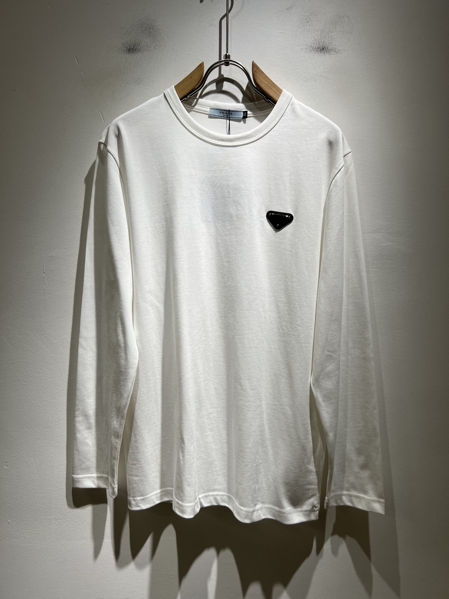 NO:528645,Prad*Pu*da 2025 autumn and winter new classic elements long-sleeved base shirt, classic and elegant style, the kind that can be worn for ten years, you must collect a few pieces, and you must collect the rare and exquisite style!  A good taste!  It is important to no matter which season it is, it cannot avoid 100% imported top-grade pure cotton fabric!  Fine weaving!  solid!  One of the best cottons recognized in the world!  The texture is perfect! Chest logo hardware design!  Perfectly enrich everyone's visual sense!  Make you feel clean and neat!  Fashionable and beautiful!  !  Only by wearing Prada's short-sleeved shirt can you know what is worth it!  PRADA has always been a quality life pursued by European aristocrats and upper class scholars. This simple and casual versatile T-shirt is a personal luxury item with fashionable colors. Luxury materials and rigorous craftsmanship are the main tools for PRADA to attract fans. The flat and stylish round neck is warm, comfortable and easy to wear, with its own tone and handsome, and it is truly a world-class style!  The brand's design details are very exquisite, the upper body is light and stylish, and you have to buy the latest T-shirt every season. Faced with this consumable, it will save you the trouble of going out and outfitting. There are many letter T-shirts on the market, but this one is still rare to see. The streamlined tailoring and a light casual and artistic temperament give you enough spring to arrange the surface. Every person who pursues fashion, you might as well try it on the upper body!  Size M-4XL, prada, prada, T-shirt,tees, t-shirt,alexander wang19860909Prad*普*达 2025秋冬季新款经典元素长袖打底衫,经典大方的款式,可以穿十年都还是流行的那种,你一定要收藏几件,难得精致极致的款,你一定要收！好品味的一件！重要到哪个季节都绕不开它百分百进口顶级纯棉面料！织法精细！结实！世界公认最好的棉之一！手感质感都极完美! 胸口logo五金设计！完美的丰富大家的视觉感！让你感觉干净利落！时尚又好看！！穿上普拉达的这款短袖,才知道什么是人间太值得！PRADA一直都是欧洲贵族和上流社会雅士追求的品质生活这款简易休闲百搭T恤更是穿出个人奢侈的单品色彩时尚 奢侈的材质和严谨的工艺是PRADA圈粉的主要利器平整有型的圆领,版型温暖舒适好穿又好搭,自带腔调和帅气,真正的一款打天下！品牌的设计细节十分考究,上身轻便有型,每季都要入手最新的T恤,面对这种消耗品,直接省了你出门穿搭的烦恼,市面上的字母T恤有很多,但这款还很难得一见了,信手拈来的流线剪裁,淡淡的休闲文艺气质,给足春日的排面,每个对时髦度有追求的你,都不妨上身一试！尺码M-4XL,,prada,prada,T-shirt,tees，t-shirt,alexander wang,Men's clothing