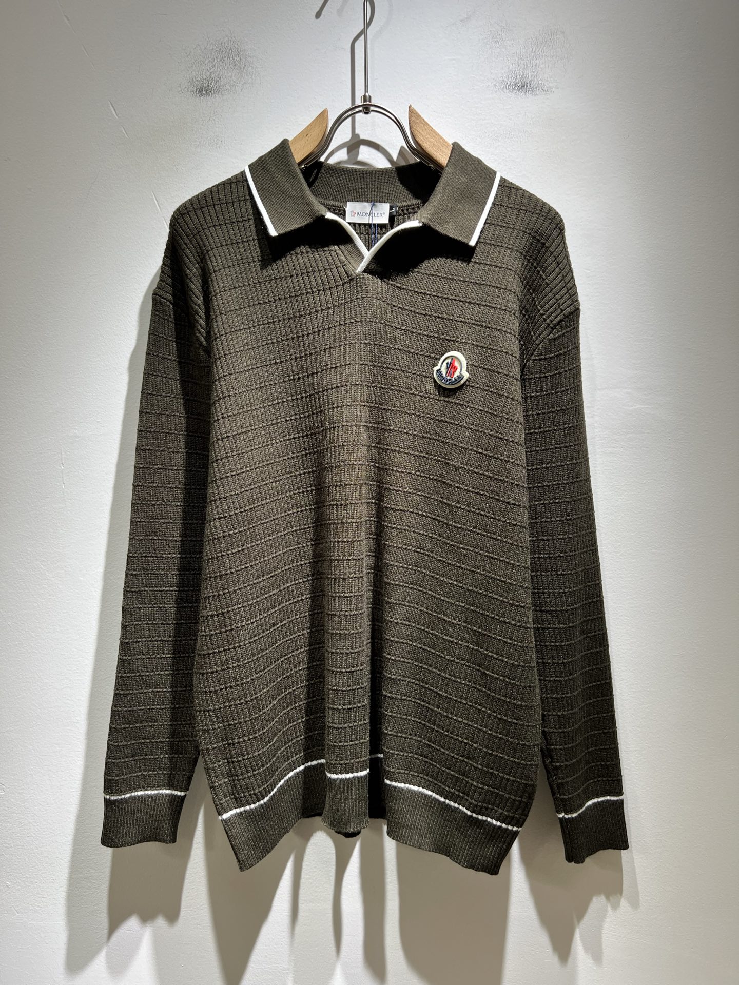 NO:527688,Moncl*r Meng*kou The latest trade order knitted cardigan for couples in autumn and winter, all the same styles!  !  Internet celebrity style!  The craftsmanship is made of knitted wool crochet, and the simple Mon logo logo badge design!  It is not stiff, the overall feel is rich in three-dimensionality, quality export orders, customized exclusive knitted wool fabrics to meet the simple needs of commuters for dressing. The upper body effect is very good, it looks slim and does not picky about the figure. The fabric workmanship is impeccable, and only good craftsmanship can make you feel good taste. It is a must-have item for everyone!  Size M-4XL, alexander wang19860909Moncl*r蒙*口 秋冬男女同款情侣款最新的贸易订单针织羊毛衫,全品相！！网红款！工艺采用针织羊毛钩织,简单Mon标识logo徽章设计！不僵硬,整体有着丰富的立体感,品质出口订单,定制专属针织羊毛面料,满足通勤人们对于着装的简约需求,上身效果很好,显瘦,不挑剔身材.面料做工....无可挑剔,好工艺好面料才能穿出好品味一款,人手必备单品！尺码M-4XL,,alexander wang,Men's clothing