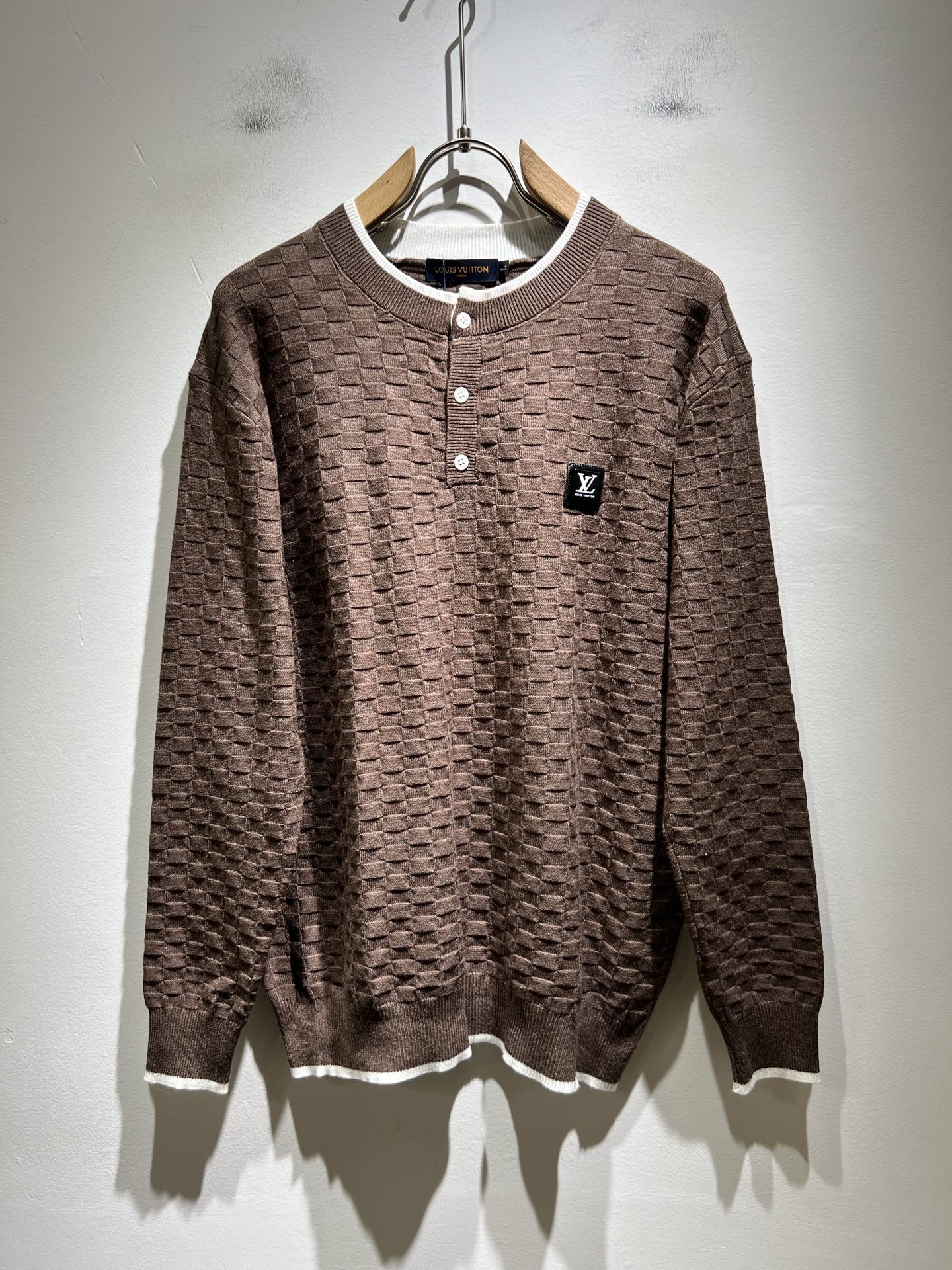 NO:527667,Louis Vuit*on Autumn and Winter Louis family light luxury knitted wool sweater!  The new high-end Louis family has always been so flawless in detail, and creative designs are endless. Letter logo badge pattern design!  It is a thing that everyone loves. It is made of thimble knit blend, super soft and tough, and has excellent breathability. It comes from world-class trade-level OEM channels, with extremely rare quantity and no help after selling out. The three-dimensional logo presents an extraordinary texture, clean and neat. This is the special skill of the Louis family and the latest craftsmanship this quarter. The degree of meticulousness has reached the top, and the slim three-dimensional tailoring design is a unique combination of luxury and fashion!  Size M-4XL, louis vuitton,louis vuitton,alexander wang19860909Louis Vuit*on 秋冬路易家族轻奢针织羊毛衫！路易家族的新高端,细节品质永远的那么完美无瑕,创意设计层出不穷.字母logo徽章图案设计！实属人见人爱的东西.顶针织混纺打造,超级柔软且具有韧性,透气感也是绝佳.来自世界级贸易级别的代工厂渠道,数量极其稀少售完无补.立体Logo呈现不一般的质感,干净俐落.这是路易家族的看家绝活也是本季度的最新工艺.细致化程度已经达到顶端了,修身立体剪裁的版型设计堪称一绝.属于奢华与时尚的融合！尺码M-4XL,,louis vuitton,louis vuitton,alexander wang,Men's clothing