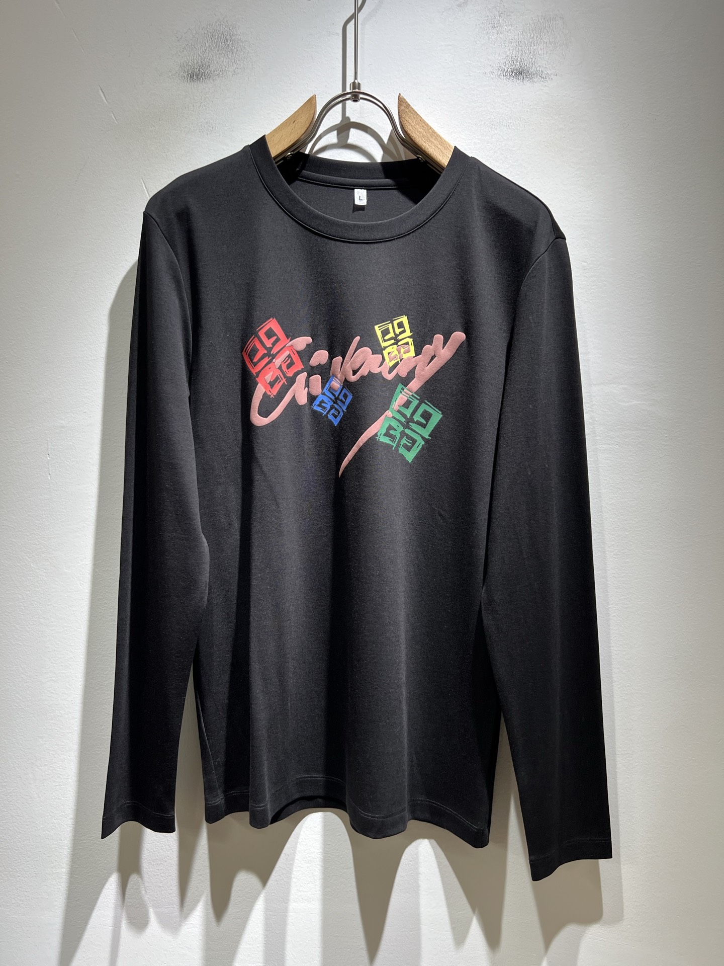 NO:528646,Giv*chy/Ji*xi's new men's base shirt 2025 autumn and winter, the main creator has injected new fashion energy into fashion. By exploring various themes and sexy charm, it is highly recognizable and leads the new street fashion trend. This model is the exclusive outstanding design element of G's home, with logo logo pattern printing design!  Perfect fusion, clear and restored patterns, showing the elegant style of the brand. The original pure cotton material is made of solid and high-end fabric, and the upper body can be easily controlled, showing the casual and fashionable charm. Size M-4XL, gucci, alexander wang19860909Giv*chy/纪*希2025秋冬新款男士打底衫,主创时尚注入了全新时尚能量.通过探索各种题材和性感魅力,极具辨识度,引领全新街头时尚潮流.该款是G家独家的出彩设计元素,标识logo图案印花设计！完美融合,图案清晰还原度极高,彰显品牌优雅格调.选用原版纯棉材质,面料紧实高级,上身均可轻松驾驭,展现休闲自在时尚魅力.尺码M-4XL,,gucci,alexander wang,Men's clothing