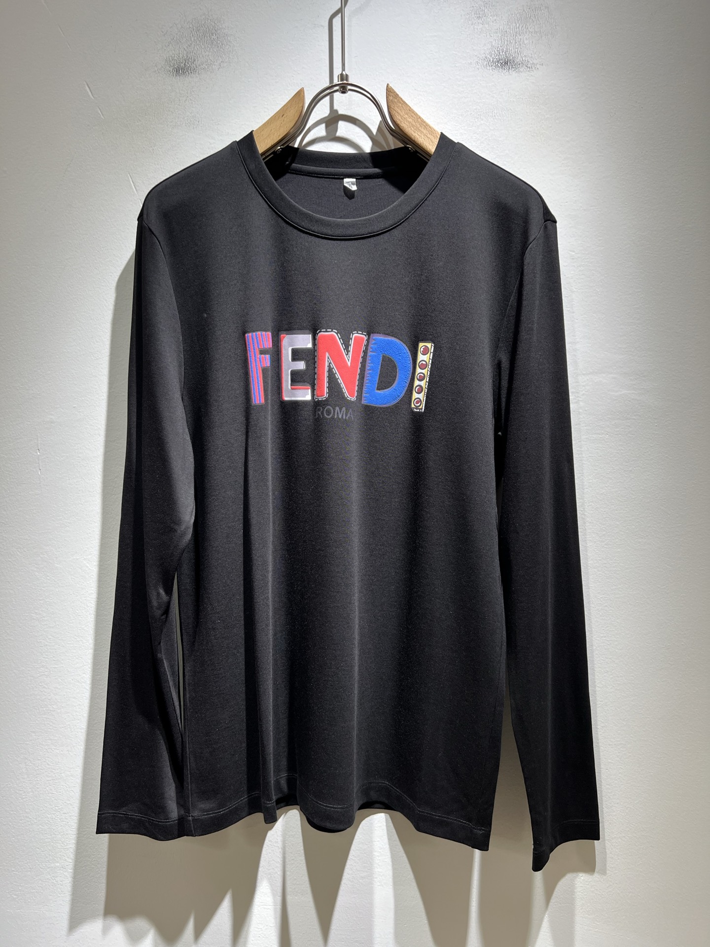 NO:527685,FEN*I Fen*Di autumn and winter new FD family FF men and women base shirts, versatile and simple short sleeves for men and women. Original Italian orders, popular FD family items, simple and pure colors. The FD family's enduring iconic products, high-quality products with full representation and full specifications, and high-quality products that all FD fans are worth buying!  Pure Yidian channel orders, high-end and popular products from the FD family, very popular items at the moment, and iconic letter logo pattern glue-on modification!  High-end goods worth keeping and giving away to others!  It is trendy and beautiful, with a full sense of trendy atmosphere, and has a very high level and specifications. It uses a very classic black and white color combination, giving people a strong visual impact and has a very high recognition. It is top-quality exclusive pure cotton fabric, created with a soft, delicate and comfortable touch, and has a very high-end and classy appearance!  Perfectly interprets the charm of the brand and leaves a deep impression. It is more fashionable and charming. It has simple, elegant and fashionable upper body, and is even more stressful for outfits!  The inner wear alone is very delicious and beautiful scenery that cannot be ignored!  Size M-4XL, fendi,dior,T-shirt,alexander wang19860909FEN*I 芬*迪秋冬新款FD家族FF男女同款打底衫,男女同款百搭极简短袖.意大利原厂订单,FD家族人气单品,简约纯色系打造.FD家族经久不衰的标志性臻品,代表性十足,规格感十足的精品,所有FD粉丝都值得抢购的精品！纯正意代渠道订单,FD家族的高奢人气爆款产物,当下十分火爆的单品,标志性字母logo图案压胶修饰！值得自留和送人的高端货！新潮又好看,潮流气息感十足,档次规格感极高,并且采用十分经典的的黑白双色搭配,给人的视觉冲击感相当强烈,有着极高的辨识度,顶级专属纯棉面料,打造,触感柔软细腻舒适,品相相当高级有档次！完美诠释品牌魅力,给人留下深刻印象.更具时尚与韵味,上身简约大方时尚,对于穿搭更是毫无压力！单穿内搭都极有味道,不可忽视的靓丽风景线！ 尺码M-4XL,,fendi,dior,T-shirt,alexander wang,Men's clothing