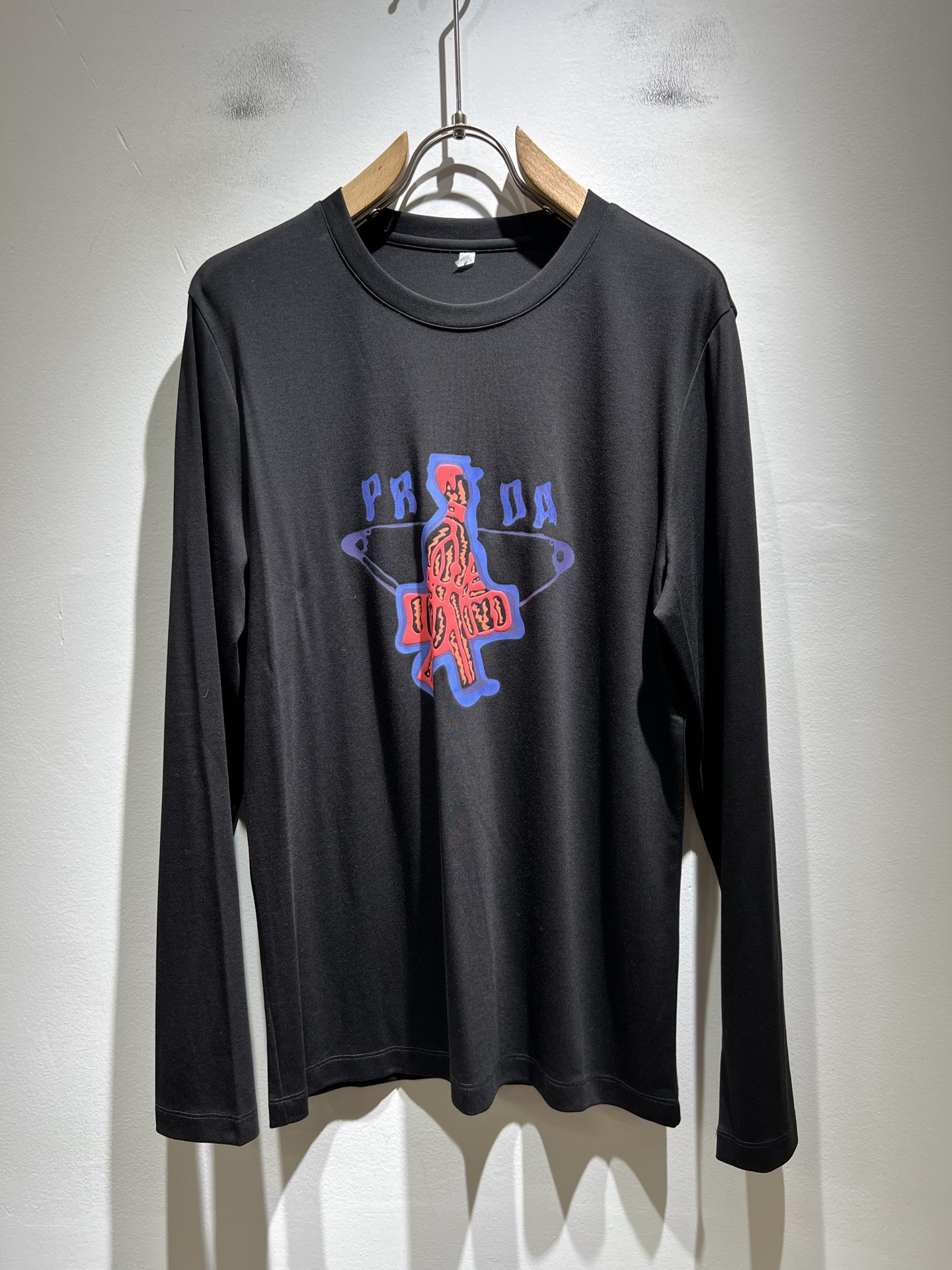 NO:527693,PRAD*A Pu*da autumn and winter new men's long-sleeved base shirt, the latest model is exclusively available on the entire network!  !  ~ It is classic and fashionable and versatile, who doesn’t like it? It will show the classic again. It is very pleasing to the eye and comes with a low luxury halo and recognition!  Pr*da's traditional brand concept and modern advanced technology are perfectly combined. Coupled with the extremely modern and simple design, P-family exclusive logo pattern printing design!  Customized 100% imported pure cotton fabric!  The texture of this model is quite touching, the specifications and grades are known with tentacles. The degree of delicateness and breathability are top-notch!  Size M-4XL, prada, alexander wang19860909PRAD*A普*达秋冬新款男士长袖打底衫,最新款全网独家首上！！~既经典有时尚百搭,谁不爱啊,将经典再次展现,非常的耐看,自带低奢光环与辨识度！Pr*da传统的品牌理念和现代化的先进技术进行了完美结合.加上极其现代摩登风范的简约设计,p家专属logo图案印花设计！定制百分百进口纯棉面料！此款的质感相当感人 触手便知规格档次 细腻程度与透气效果堪称顶级！尺码M-4XL,,prada,alexander wang,Men's clothing