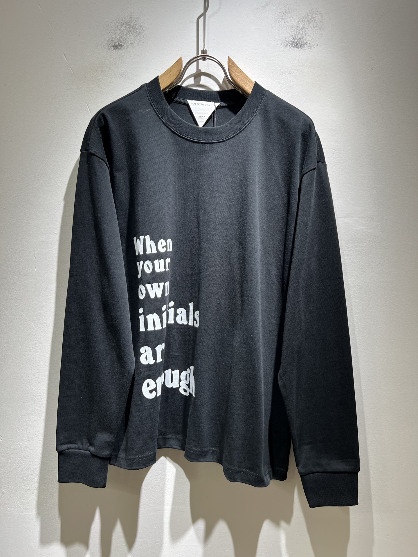 NO:527673,BottegaVene*a Bao*jia New autumn and winter men's base shirt, this is the most awesome solid color high-quality fabric so far this year!  !  !  Logo pattern printing design for clothes!  These alone are enough to beat the ordinary styles on the market. BV is really going to be fully powered this year!  Botte**Veneta autumn and winter series, orders from Taiwan trading companies, and available in Hong Kong Lane Crawford. The unique design style is simple and elegant. Nowadays, only the original single trading company dares to make many colors that match the counter to meet all the matching needs of men!  !  The details are in place and are reflected in the natural light. You can see this at a glance and instantly improve the texture of the clothes. And the fabric of this clothes took 6 months!  !  !  Size S-3XL, bottega veneta, bottega veneta, alexander wang19860909BottegaVene*a宝*嘉 秋冬新款男士打底衫,这是今年目前为止最牛批的一款纯色高品质面料！！！衣身logo图案印花设计！光是这些就足够吊打市面上那些一般的款式了,BV今年是真的要火力全开了！Botte**Veneta 秋冬系列,来自台湾贸易公司的订单,香港连卡佛也有售.独特的设计风格简约大气,这年头也只有原单贸易公司才敢做出足以匹敌专柜的诸多颜色来,满足一切男士的搭配需求！！细节到位自然光下体现的淋漓尽致.这个您入手一目了然,瞬间提升了衣服的质感.并且此款衣服面料,耗时6个月！！！尺码 S-3XL,,bottega veneta,bottega veneta,alexander wang,Men's clothing