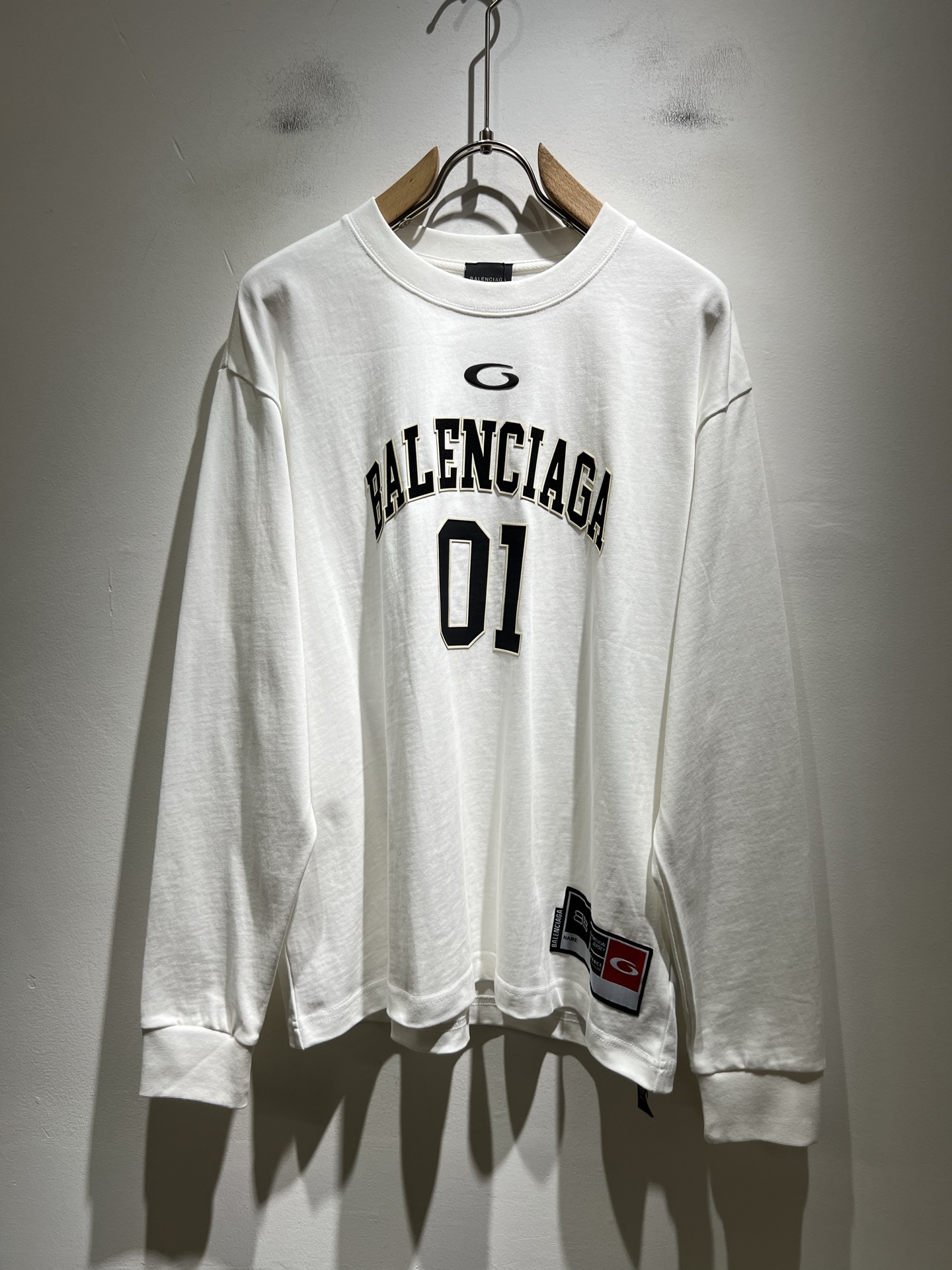 NO:527682,BALENCIA* Paris* new autumn and winter style men and women's base shirt, classic logo pattern logo glue pressing technology design!  Trading companies have sparse channels and are released on the official website at the same time!  Basically, it will have its back every season. This model is made of imported pure cotton material!  It is hard to pick on whether it is skin-friendly or breathable when worn in close-fitting!  The upper body looks very white and supports the complexion of the skin!  Both men and women can easily match their own fashionable and high-end outfits!  Size S-3XL, balenciaga, alexander wang19860909BALENCIA*巴黎*家 秋冬新款男女同款打底衫,经典标志图案logo压胶工艺设计！贸易公司渠道稀出,同步官网发售！基本每一季都会有它的背影所在,此款选用客供进口纯棉材质打造！贴身穿着亲肤感与透气性都无法挑剔！上身非常的显白承托肤色！无论男女皆可轻松搭配出属于自我的时尚高级穿搭！尺码S-3XL,,balenciaga,alexander wang,Men's clothing