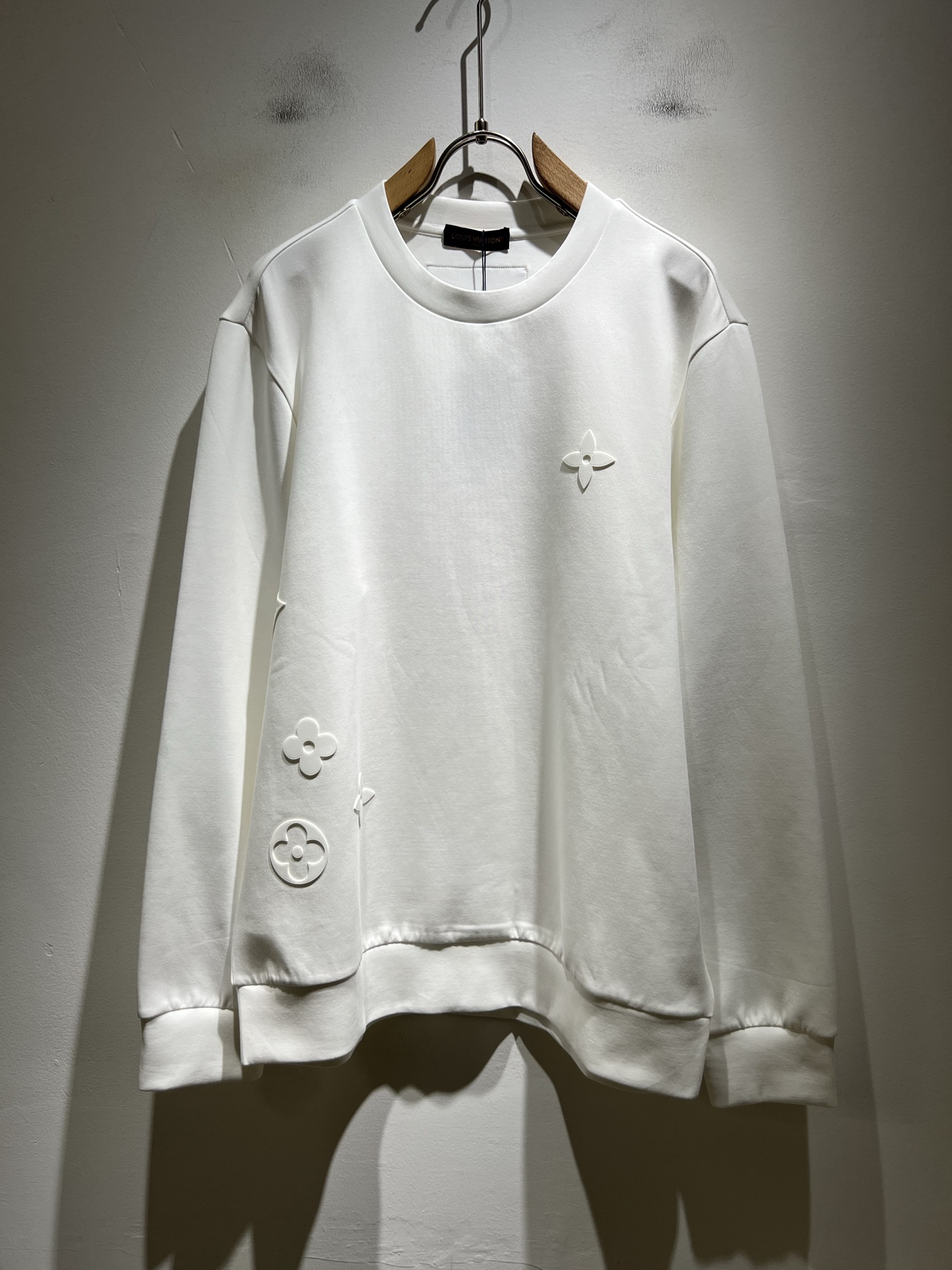 NO:527670,LouisVuitt*Louis*Deng The new autumn and winter series of items are launched, a very fashionable and avant-garde long-sleeved sweatshirt for men and women, with a logo on the chest logo pattern glue-pressing design!  Different from the past, it declares the design concept that has been passed down for many years in the brand!  Its eye-catchingness is no less than any classic style, perfectly presenting the fashionable, high-end and luxurious feeling in front of the world!  Made of imported cotton materials, selected high-quality pure cotton fabrics, soft and soft to the touch, the real thing is definitely beyond your imagination, and it has been used to the extreme!  Size M-3XL, louis vuitton,louis vuitton,hoodie,sweatshirts,alexander wang19860909LouisVuitt*路易*登 秋冬全新系列单品上线,非常时髦前卫的一款男女同款长袖卫衣,胸前标识logo图案压胶设计！区别于以往的不同,宣示品牌传承多年的设计理念！其吸睛度完全不亚于任何经典款式,将时髦高级感与奢华感完美呈现在世人眼前！客供进口全棉材质制成,精选优质纯棉面料,触感软糯亲肤细腻,实物到手绝对超乎你的想象,发挥到了极致！尺码M-3XL,,louis vuitton,louis vuitton,hoodie,sweatshirts,alexander wang,Men's clothing