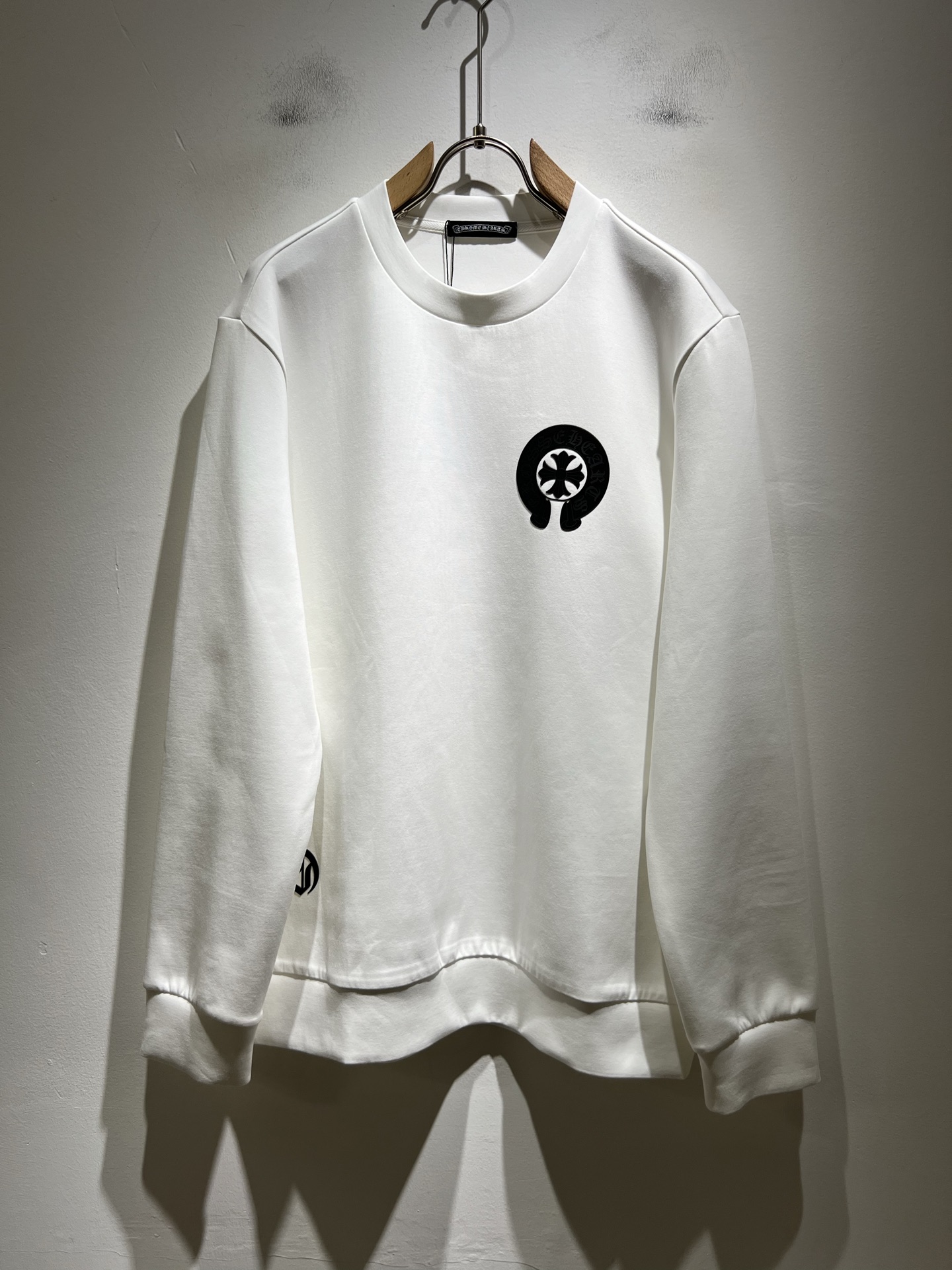 NO:527687,Chrome hear*s*heart New autumn and winter style men and women's same sweatshirt!  The same style for men and women is a high street jacket that you recognize from the bottom of your heart, and it makes you more rare after time. The trendy high street king is the trendy brand Chrome hear*s Ke*xin. To be honest, wearing Croxin is very fashionable. If you match the jacket together, it will be fashionable, and there is nothing to say on the street. The logo on the chest is glue-pressed!  The feel is amazing. This comfort can be said to be a paradise on earth when worn on the body. It is decorated with the leather logo badge on the chest!  The upper body is really not picky, the casual and chic taste is particularly good, which enhances the fashion sense and appearance. This style is particularly easy to match with various types of pants. The recognition is where it is, it is tough, not easy to wear, and the details are very good. Size M-3XL, chrome hearts, chrome hearts, hoodie, sweatshirts, jackets & coats, jackets & coats, alexander wang19860909Chrome hear*s克*心 秋冬新款男女同款卫衣！男女同款一款让你从心底认可的高街夹克外套,并且经过时间的推移而让你更加珍稀,潮流的高街之王,那就是潮牌chrome hear*s克*心,穿克罗心的实话讲很潮了,如果连夹克也一起搭配,那就是潮爆了,潮爆街头没话说.胸前logo压胶设计！手感一绝,这种舒适感穿在身上,可以说是人间天堂了.搭配胸前皮革logo徽章修饰！上身真心不挑人,休闲潇洒的味道特别足,提升时尚感和颜值,并且这样的版型特别好搭配各种类型的裤子,辨识度就在哪里,韧性足,不易磨损,细节工艺非常到位.尺码M-3XL,,chrome hearts,chrome hearts,hoodie,sweatshirts,jackets & coats,jackets & coats,alexander wang,Men's clothing