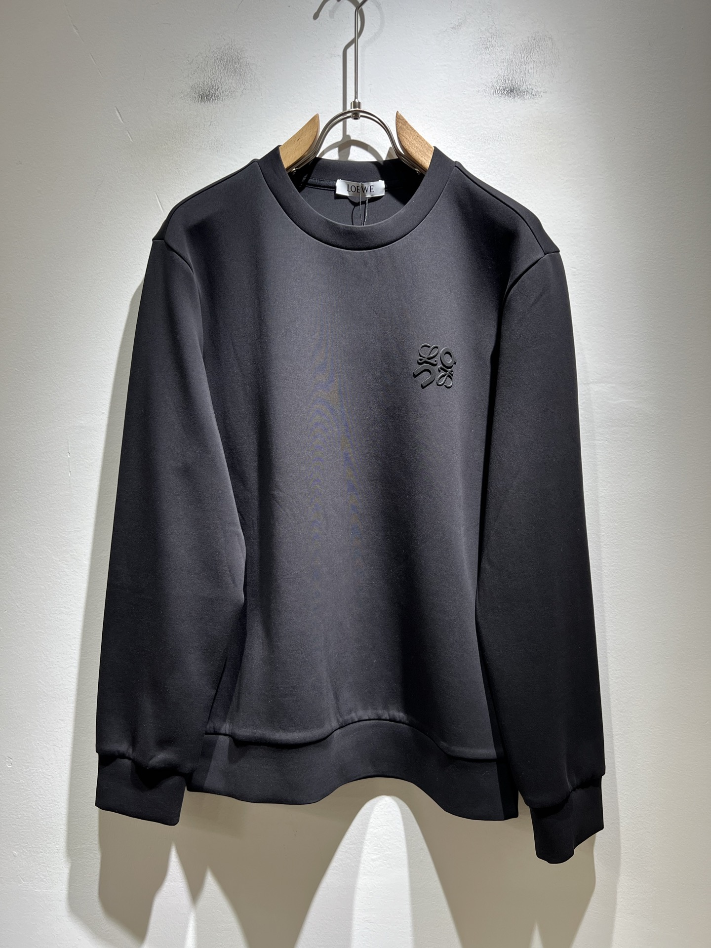 NO:528658,LOE*WE Luo*We 2025 autumn and winter men and women's same long-sleeved sweatshirt, original Italian order channel, very unique and high-end trendy style, logo glue-pressing design!  Couple custom original air cotton sweatshirt!  !  The latest fashion trends and popular products are here, and it is another simple and high-end fashion item. It is a fashion product with very high-end outfit charm. It is a must-have item for fashion trends!  Original Italian manufacturer channels, special-level orders, and released at the same time as Hong Kong, Macao and Taiwan buyers. This model is also the latest popular product of Luo Yiweijia this year and the most classic product. Its specifications and grades are beyond doubt!  !  The choice is very diverse, and it can be said that this model naturally has a fresh and natural feeling, showing the brand charm and high-end feeling. The texture of this model is very good, and the heavy weight and brilliant skin-friendliness that can be seen with hands are even better, and it is a complete enjoyment of wearing!  !  Size: M-3XL, loewe, loewe, hoodie, sweatshirts, alexander wang19860909LOE*WE罗*威 2025秋冬男女同款长袖卫衣,意大利原厂订单渠道,极具个性高级潮风,标志logo压胶设计！情侣款定制原版空气棉卫衣！！最新时尚潮流人气产物驾到,又是一款简约高级的时尚单品,穿搭魅力十分高级不俗的时尚产物 ,时尚潮流必备单品！意大利原厂渠道,特供级别订单,同步港澳台买手店发布,此款也是罗意威家今年的最新人气产物,也是最经典的产物,其规格跟档次更是毋庸置疑！！ 选择极具多样化,言而喻此款自然具备那种清新自然的感觉,彰显品牌魅力与高级感,此款的质感十分的到位,用手可以感知的重磅跟出彩亲肤程度更是上佳,十足的穿着享受！！尺码:M-3XL,,loewe,loewe,hoodie,sweatshirts,alexander wang,Men's clothing