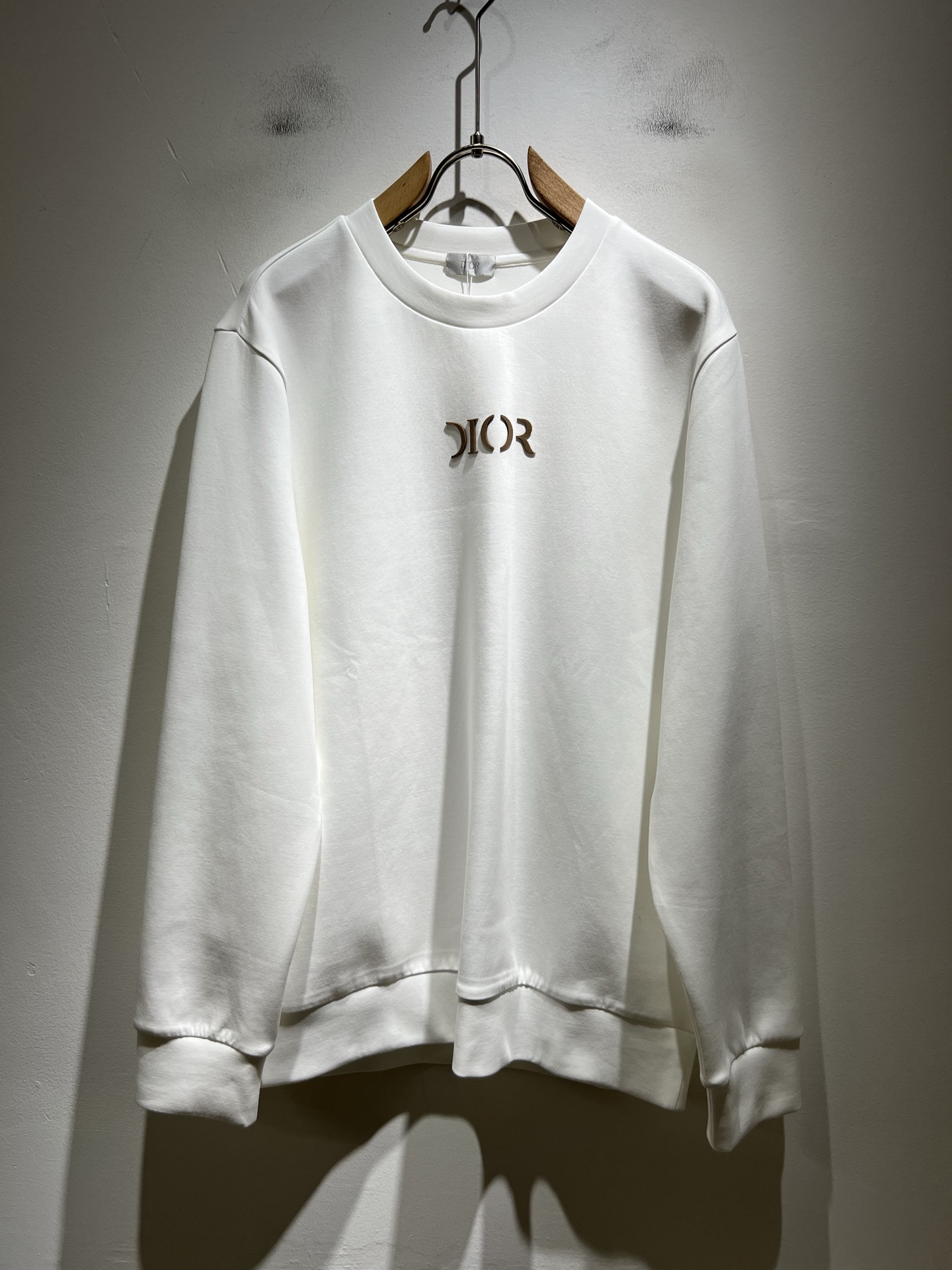 NO:528649,Dio*Dijia 2025 autumn and winter new men and women's same long-sleeved sweatshirt, released simultaneously in the counter!  Customized exclusive cotton fabric sweatshirt, customized original craft threads, and glue-pressed design with letter logo pattern!  Simple and generous, calm and versatile, extremely high-end, perfectly integrated with fashion and style, a top fashionable style that perfectly suits the outside wear!  The overall feeling is natural!  The ultimate classic versatile sweatshirt, the ultimate heavy industry and the ultimate perfection!  Fans who pursue high quality are please buy them by themselves, and all fans who know the goods are invited to appreciate this model together!  !  Size M-3XL, dior, dior, hoodie, sweatshirts, alexander wang19860909Dio*迪家 2025秋冬新款男女同款长袖卫衣,专柜同步发售！定制专属纯棉面料卫衣,定制原版工艺螺纹,采用字母logo图案压胶设计！简约大方,从容百搭,档次极高,完美融入时尚还有风情感一款完美符合外穿的顶尖时髦气质款！整体给人浑然天成的感觉！极致经典的百搭型卫衣,极致的重工极致的完美！追求高品质的粉丝们请自行抢购,诚邀所有识货的粉丝一同鉴赏此款！！尺码M-3XL,,dior,dior,hoodie,sweatshirts,alexander wang,Men's clothing