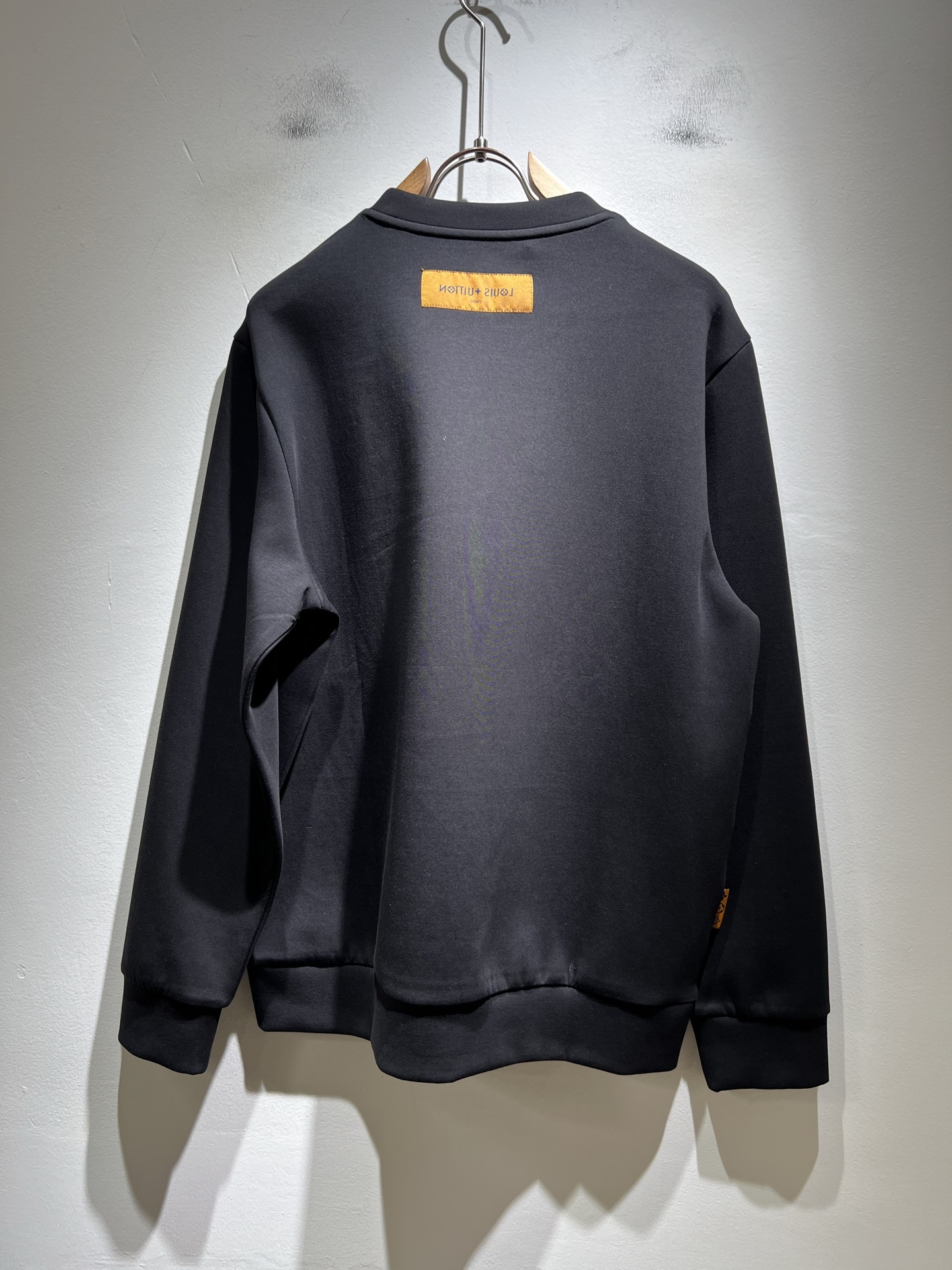 LouisVuitt*路易*登 2025秋冬全新系列单品上线，非常时髦前卫的一款男女同款👫长袖卫衣，胸前