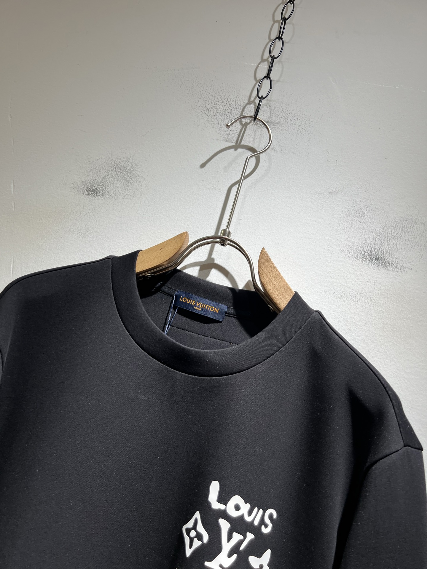 LouisVuitt*路易*登 2025秋冬全新系列单品上线，非常时髦前卫的一款男女同款👫长袖卫衣，胸前