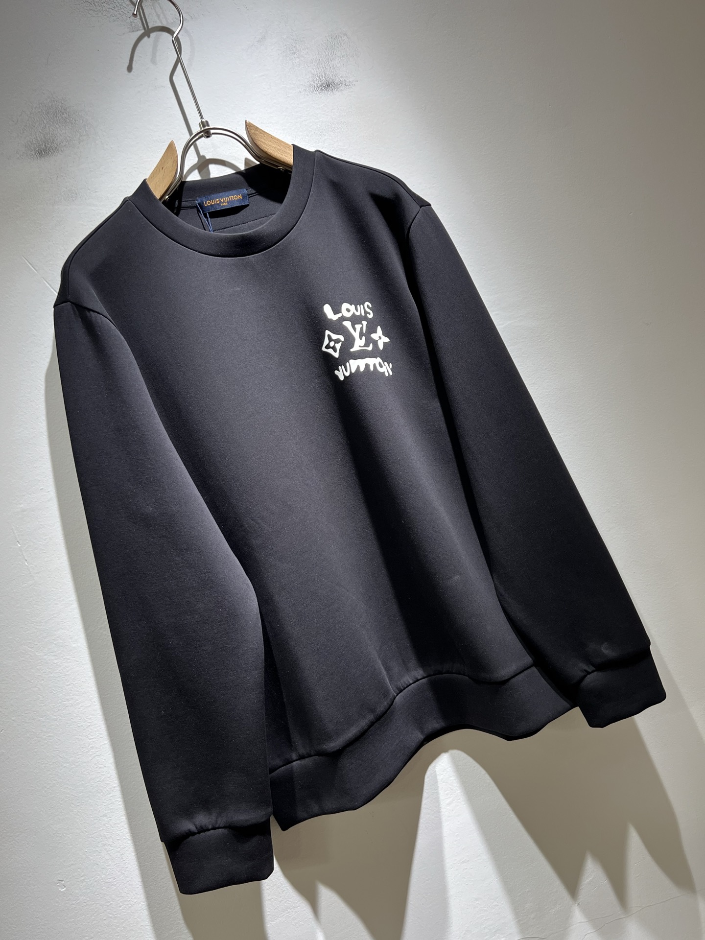 LouisVuitt*路易*登 2025秋冬全新系列单品上线，非常时髦前卫的一款男女同款👫长袖卫衣，胸前