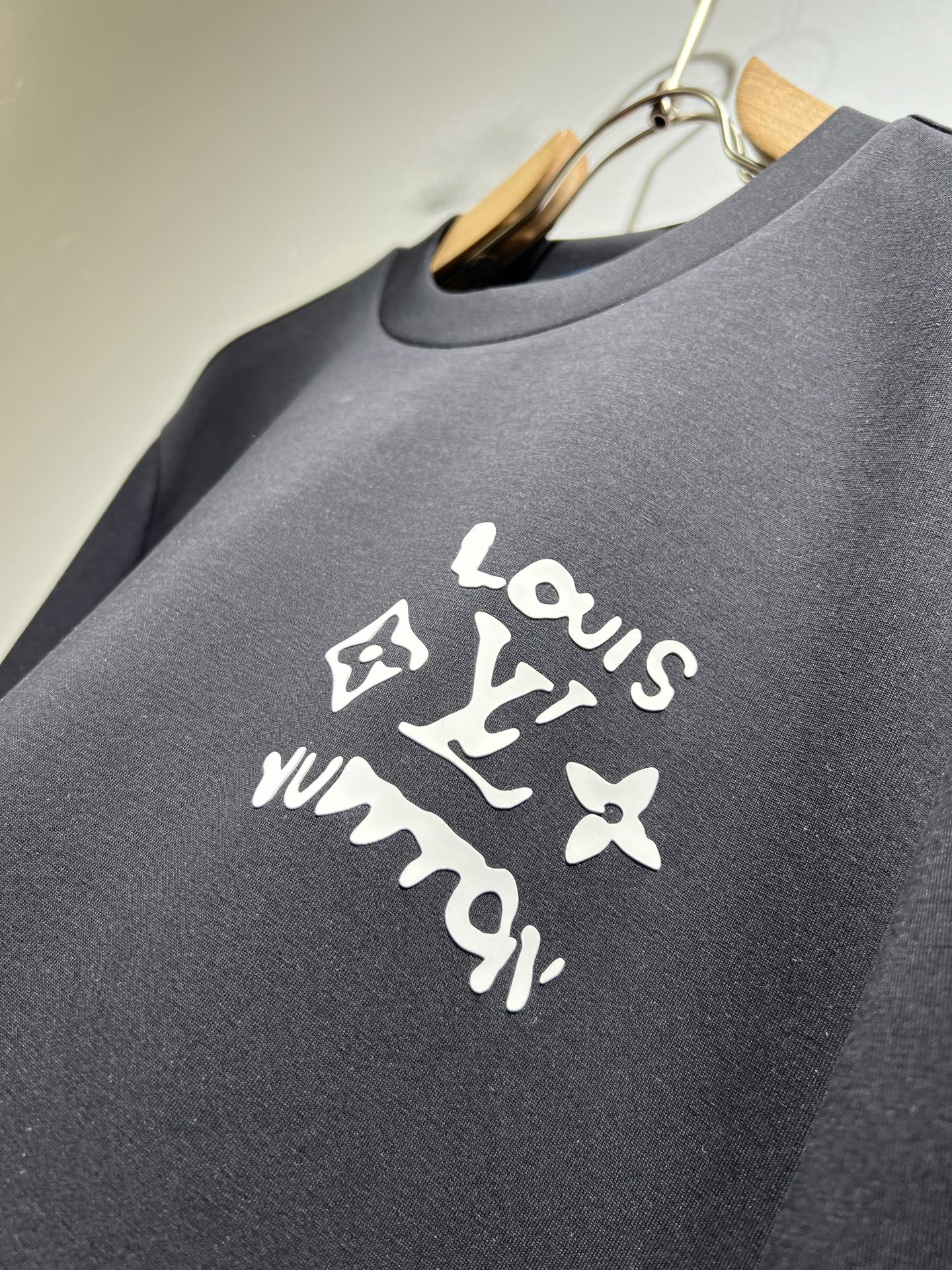 LouisVuitt*路易*登 2025秋冬全新系列单品上线，非常时髦前卫的一款男女同款👫长袖卫衣，胸前