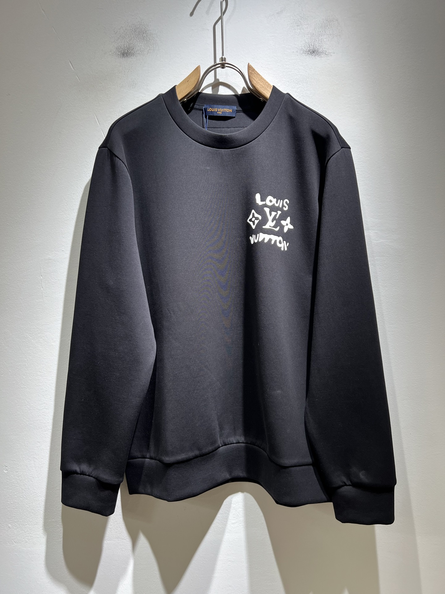 LouisVuitt*路易*登 2025秋冬全新系列单品上线，非常时髦前卫的一款男女同款👫长袖卫衣，胸前