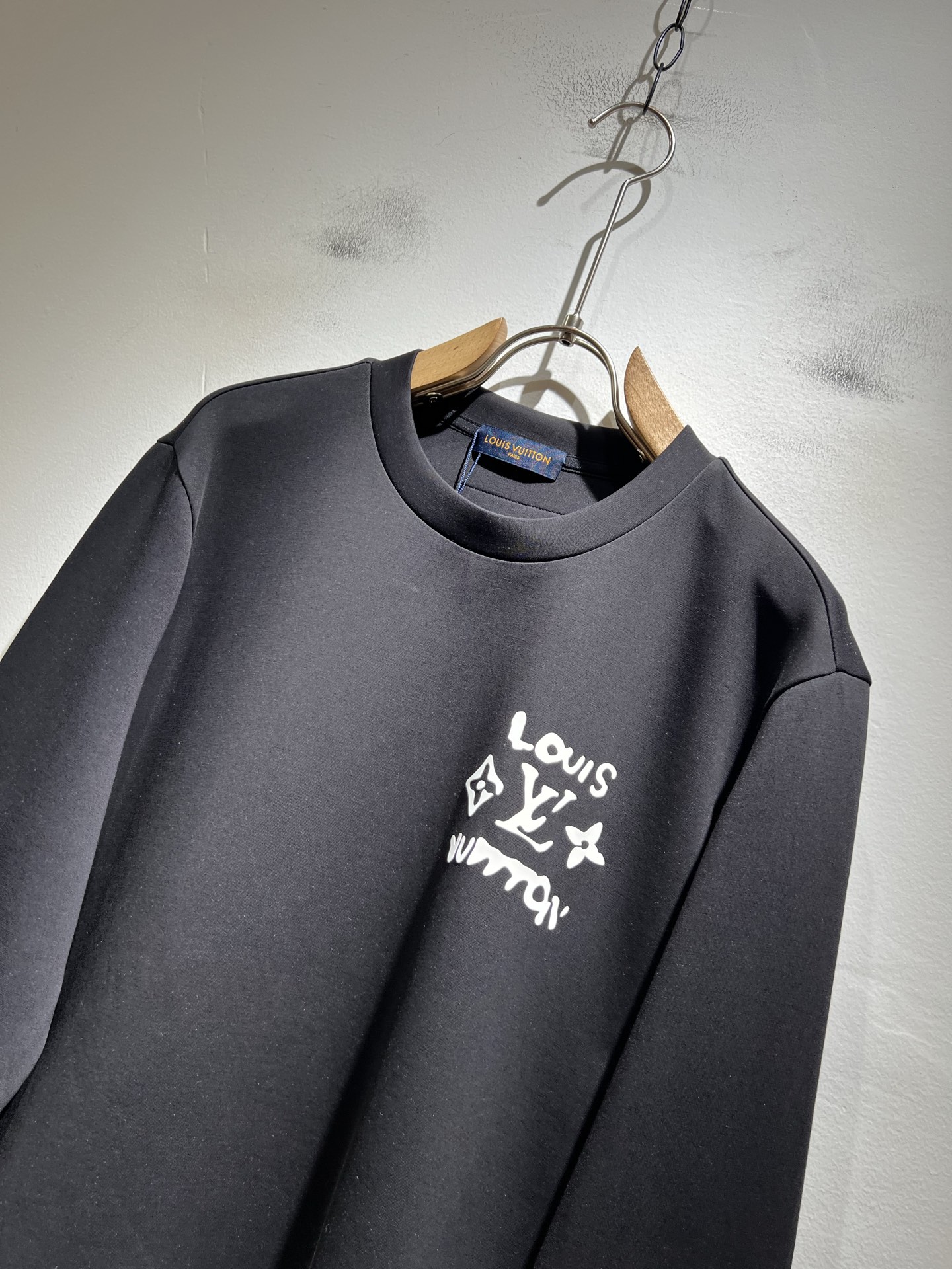 LouisVuitt*路易*登 2025秋冬全新系列单品上线，非常时髦前卫的一款男女同款👫长袖卫衣，胸前