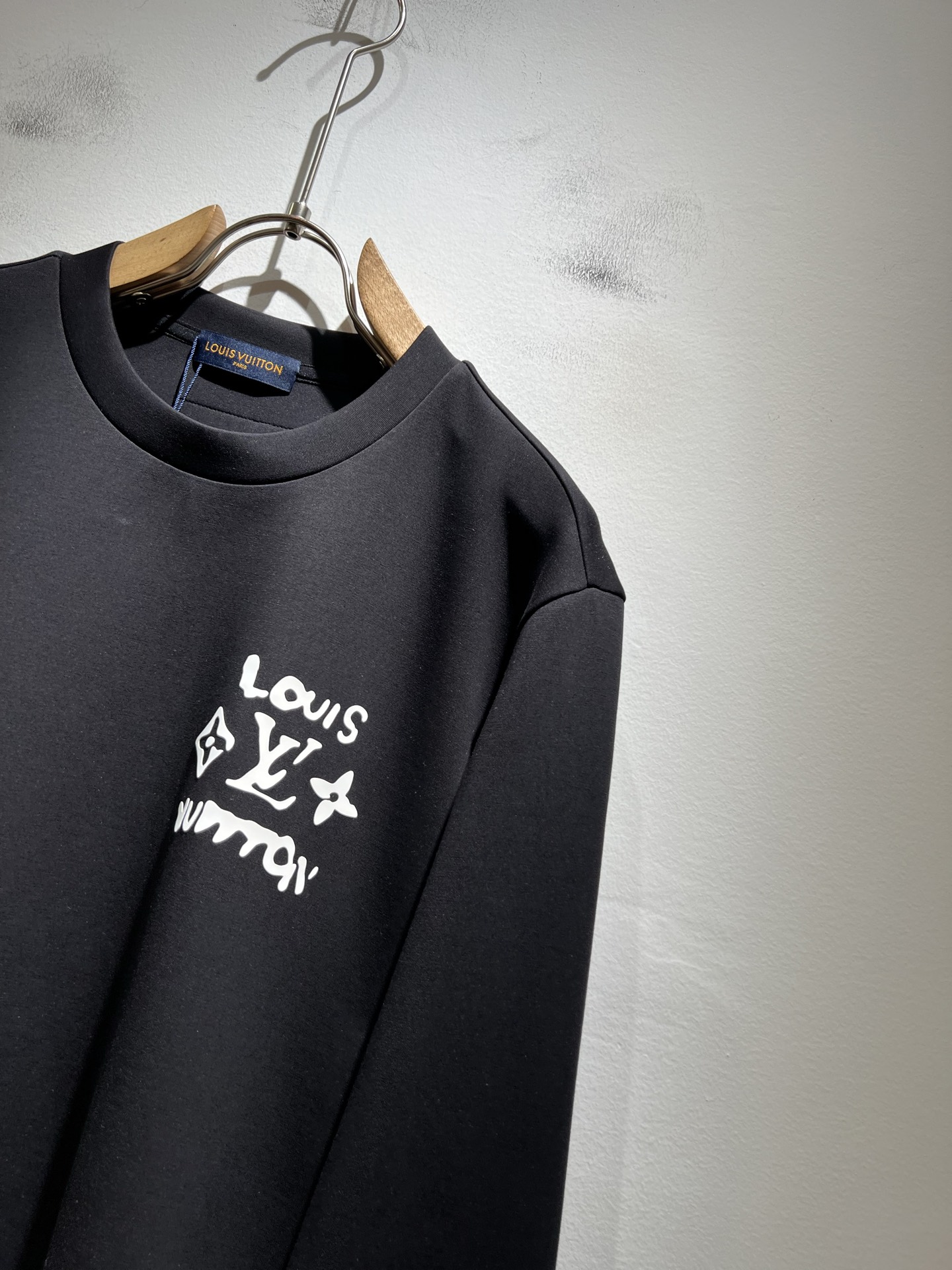 LouisVuitt*路易*登 2025秋冬全新系列单品上线，非常时髦前卫的一款男女同款👫长袖卫衣，胸前