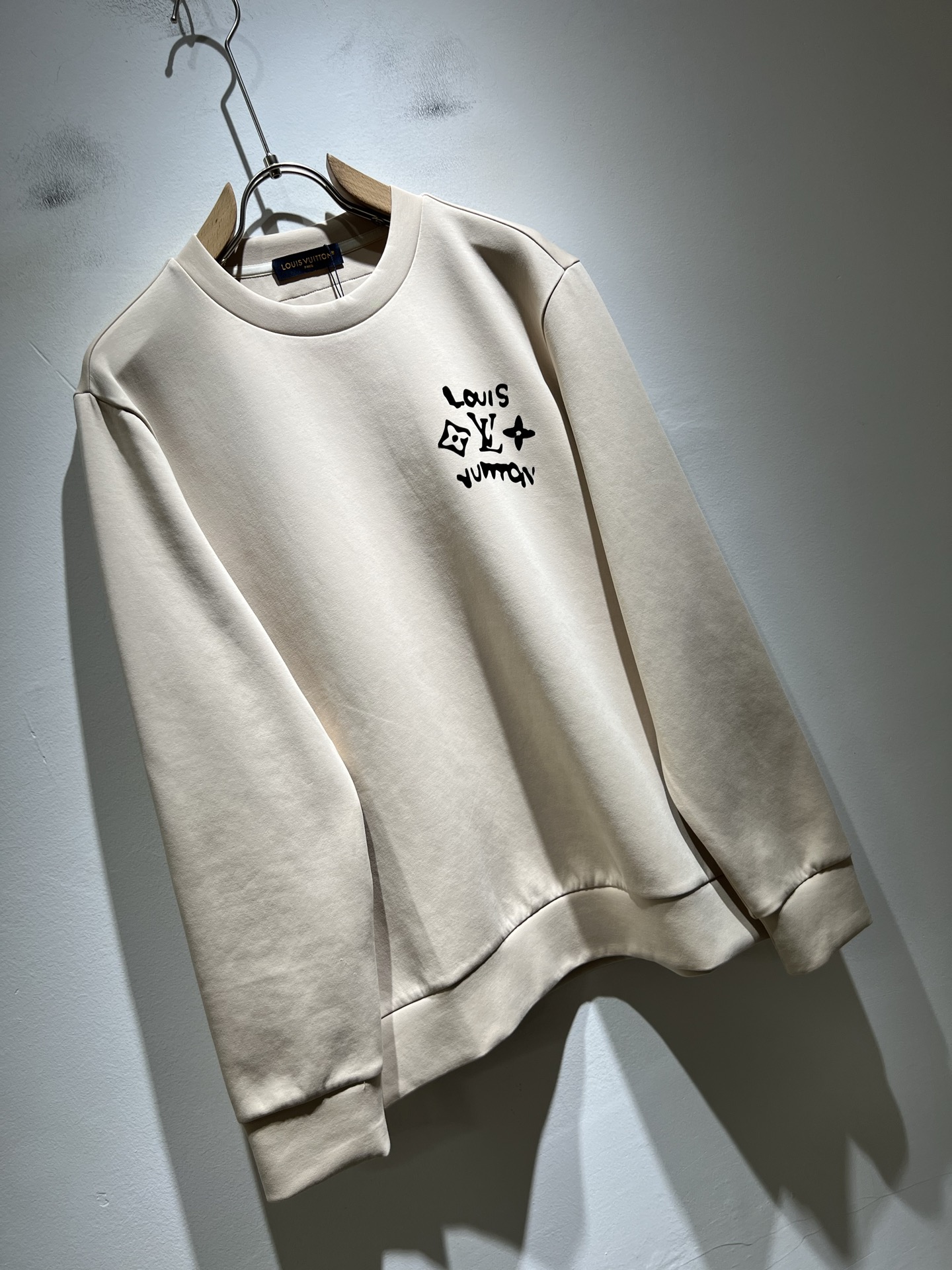LouisVuitt*路易*登 2025秋冬全新系列单品上线，非常时髦前卫的一款男女同款👫长袖卫衣，胸前