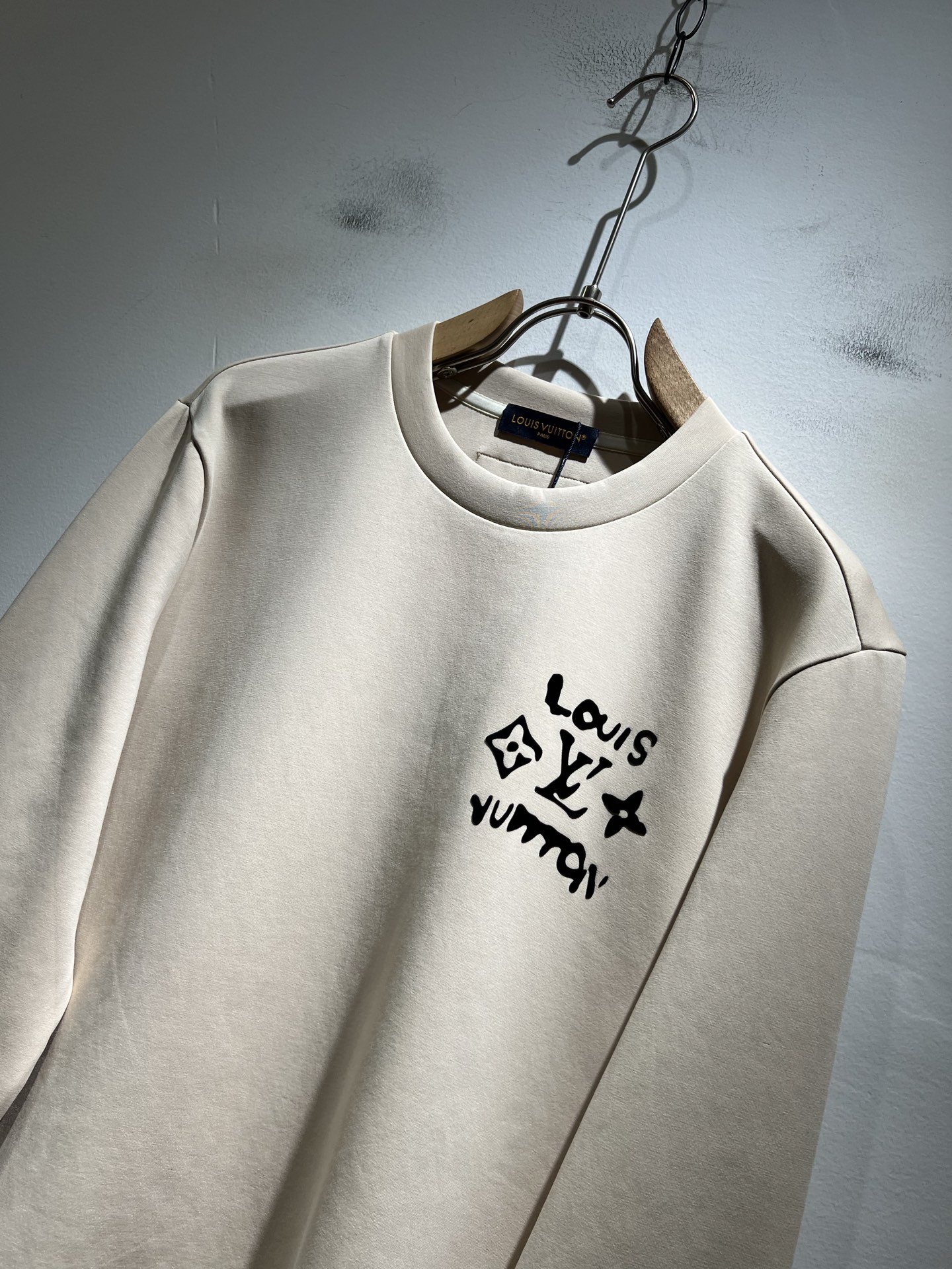 LouisVuitt*路易*登 2025秋冬全新系列单品上线，非常时髦前卫的一款男女同款👫长袖卫衣，胸前