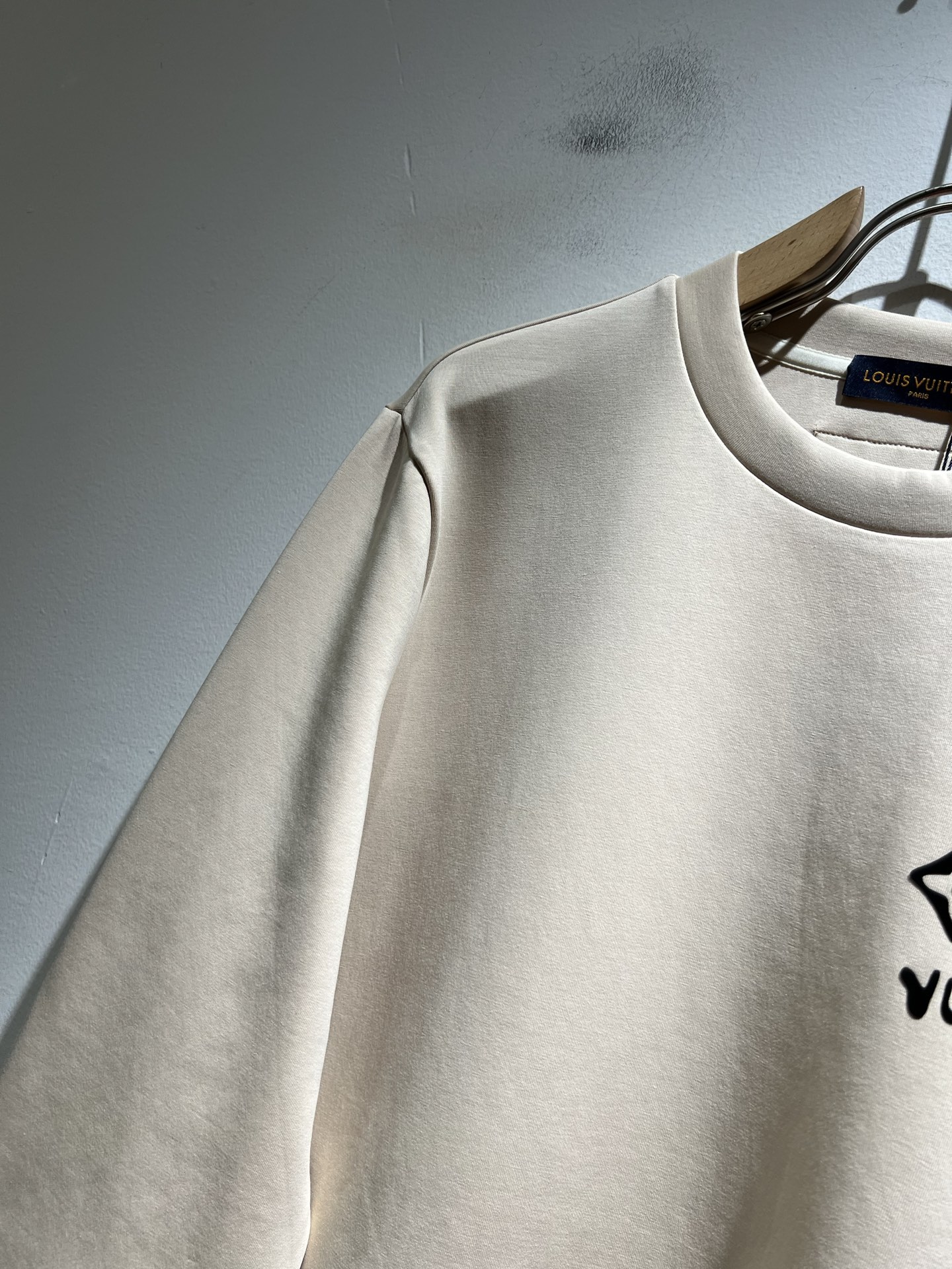 LouisVuitt*路易*登 2025秋冬全新系列单品上线，非常时髦前卫的一款男女同款👫长袖卫衣，胸前