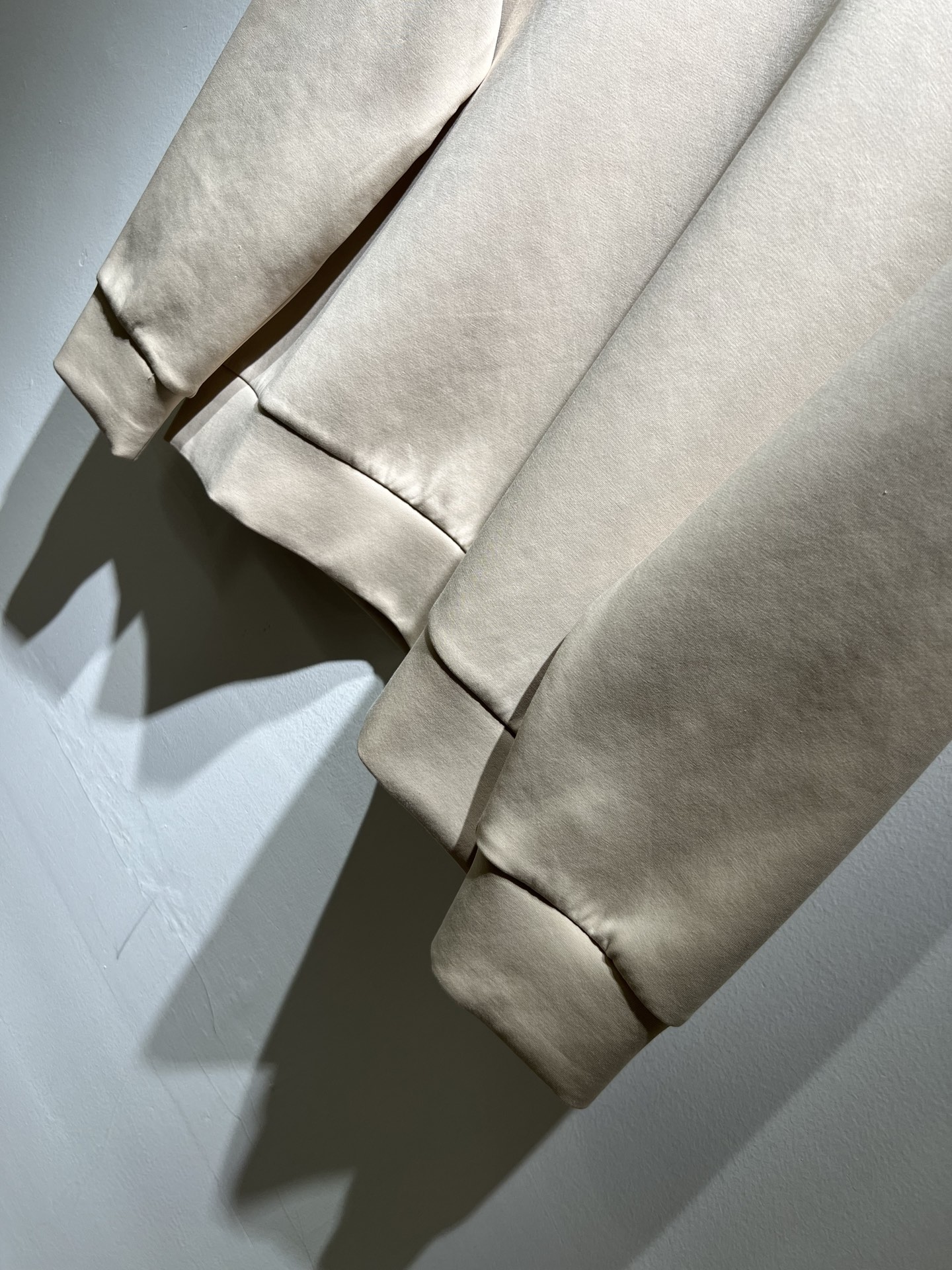 LouisVuitt*路易*登 2025秋冬全新系列单品上线，非常时髦前卫的一款男女同款👫长袖卫衣，胸前