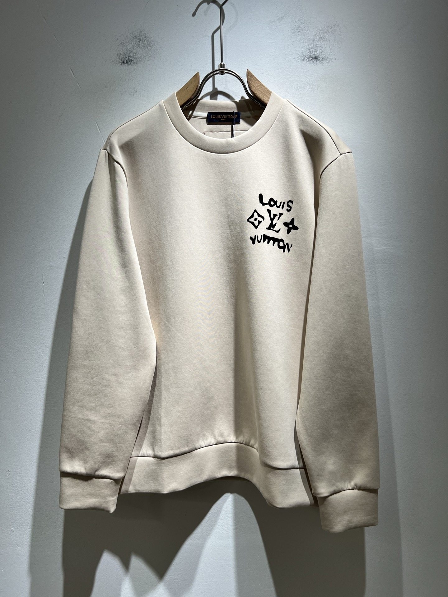 LouisVuitt*路易*登 2025秋冬全新系列单品上线，非常时髦前卫的一款男女同款👫长袖卫衣，胸前