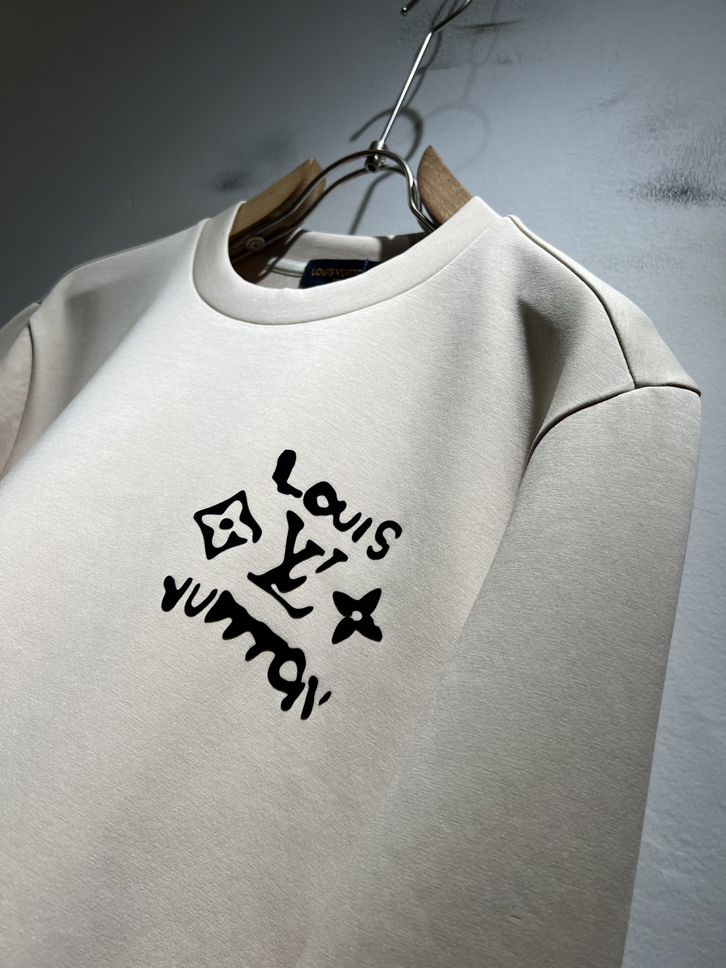 LouisVuitt*路易*登 2025秋冬全新系列单品上线，非常时髦前卫的一款男女同款👫长袖卫衣，胸前