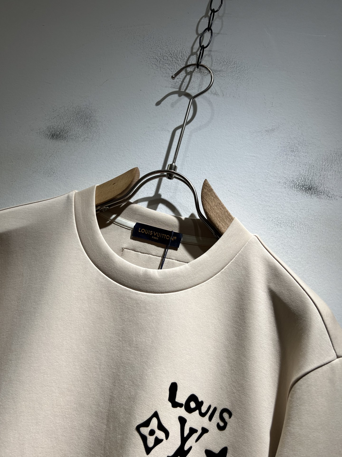 LouisVuitt*路易*登 2025秋冬全新系列单品上线，非常时髦前卫的一款男女同款👫长袖卫衣，胸前