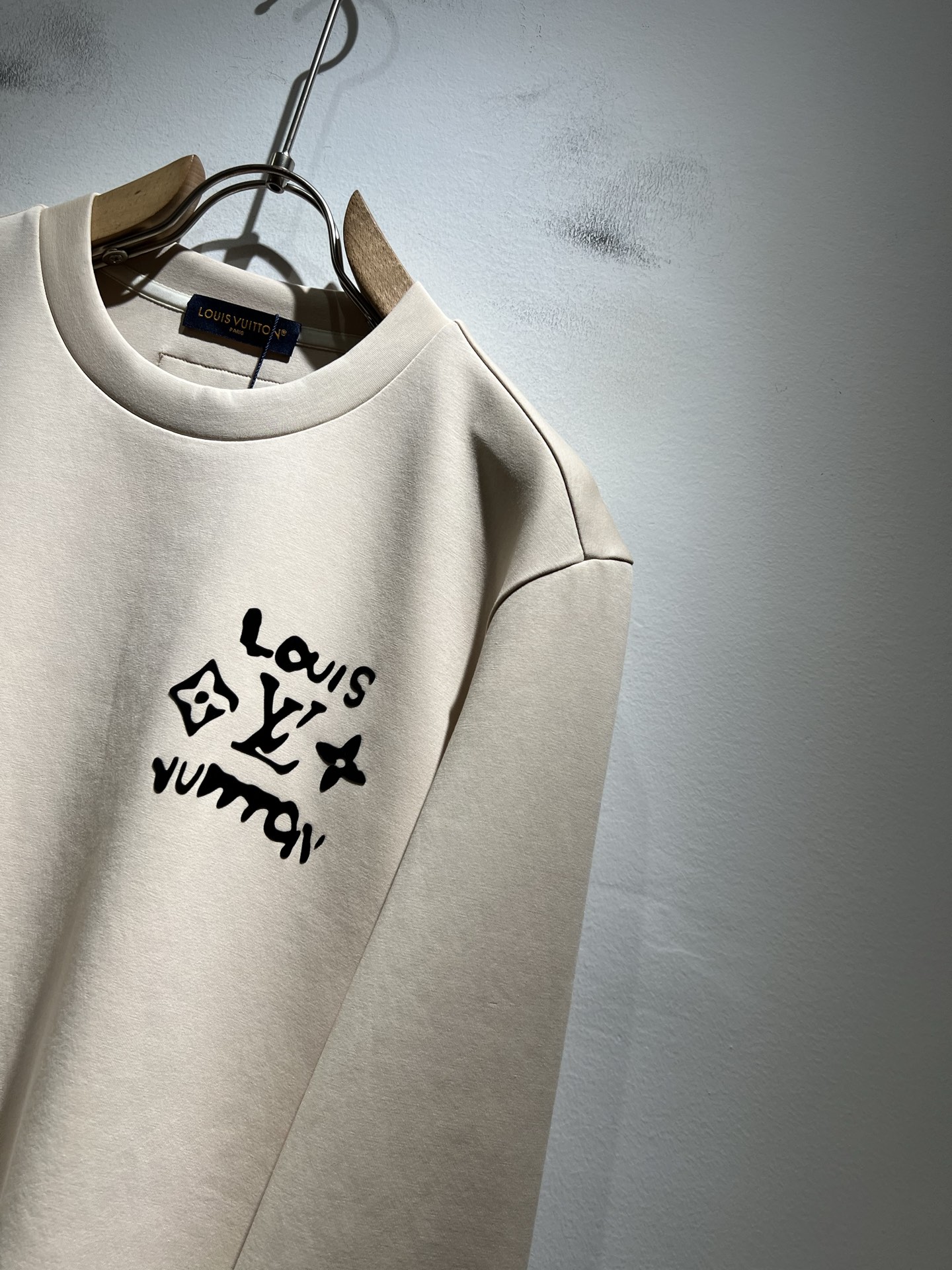 LouisVuitt*路易*登 2025秋冬全新系列单品上线，非常时髦前卫的一款男女同款👫长袖卫衣，胸前