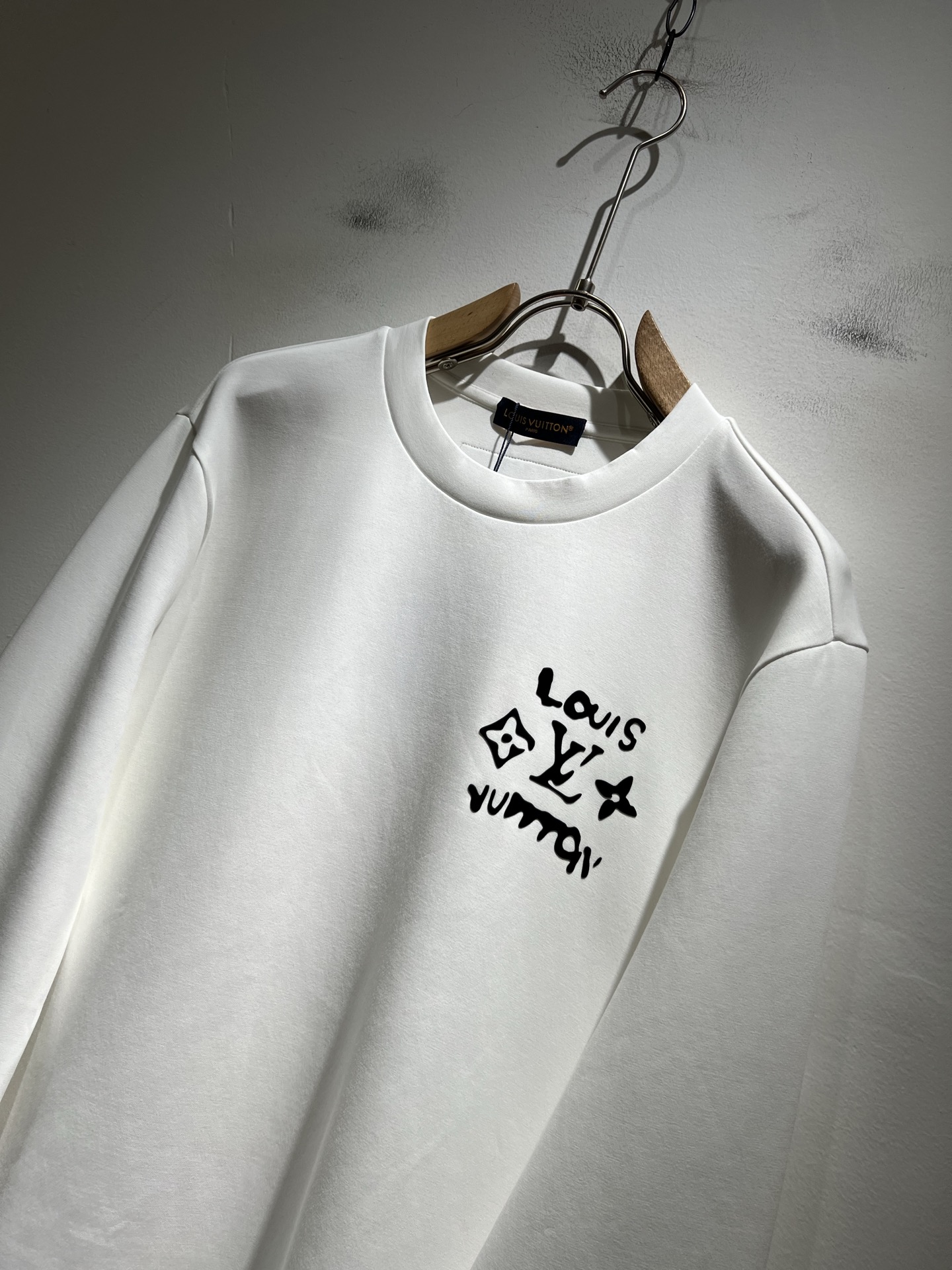 LouisVuitt*路易*登 2025秋冬全新系列单品上线，非常时髦前卫的一款男女同款👫长袖卫衣，胸前