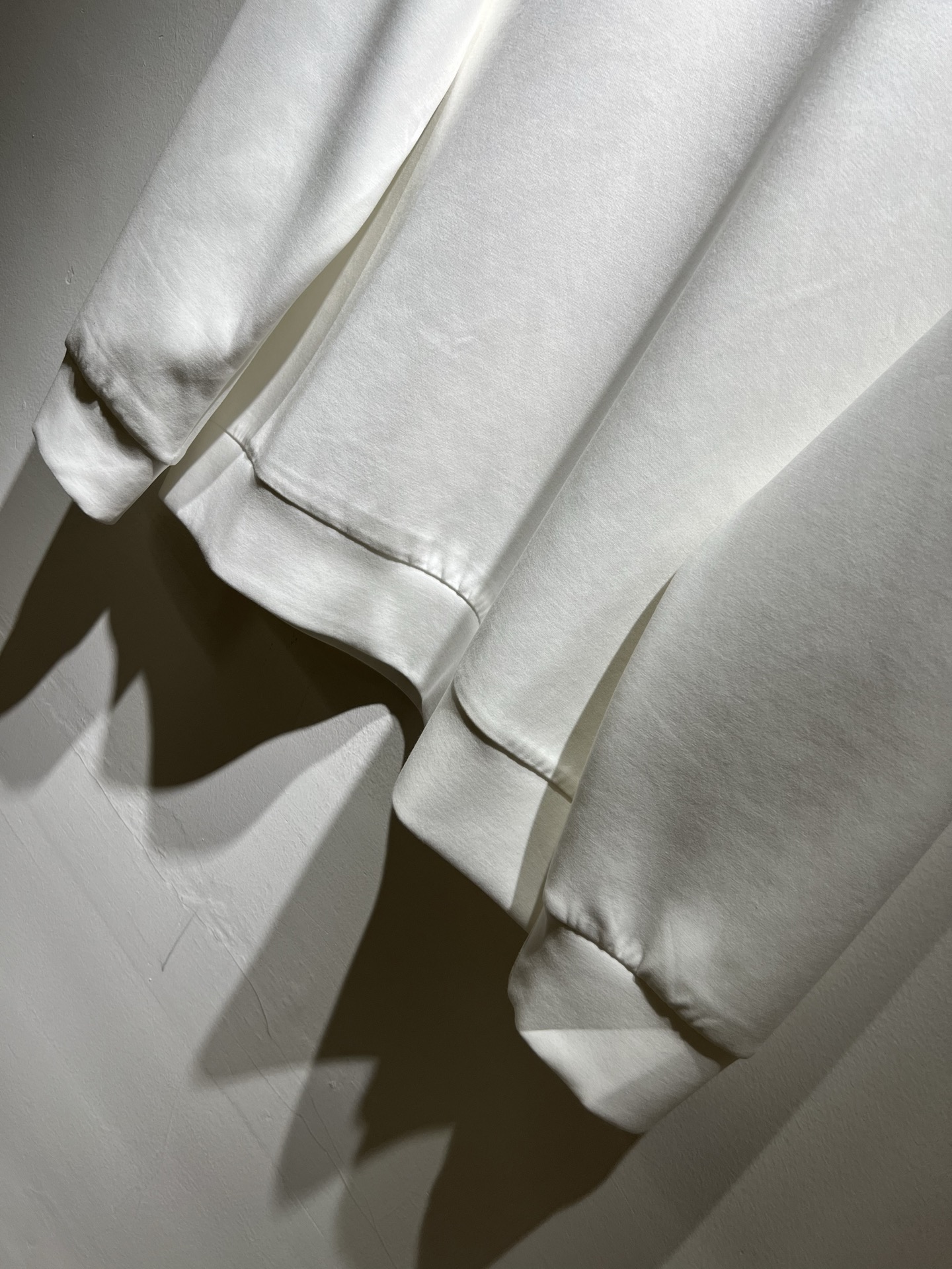 LouisVuitt*路易*登 2025秋冬全新系列单品上线，非常时髦前卫的一款男女同款👫长袖卫衣，胸前